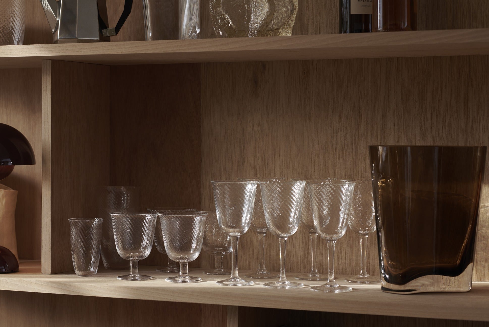 Vaso de cristal transparente &Tradition Collect SC60 diseñado por Space Copenhagen con líneas minimalistas y elegantes sobre ; Collect Drinking Glass SC60 — ATD_Retail_2025_Collect SC60_In Between SK26_Betty TK14; Collect Drinking Glass SC60 — ATD_Retail_2025_Collect SC60_In Between SK26_Betty TK12; Collect Drinking Glass SC60 — ATD_Retail_2025_Collect SC60_In Between SK26_Betty TK13