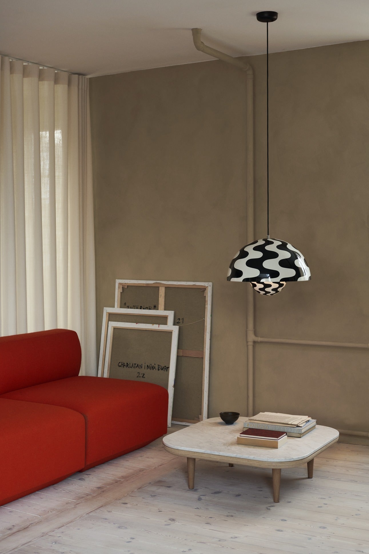 Lámpara colgante &Tradition Flowerpot VP2 de Verner Panton en acero con forma semiesférica y cable textil sobre fondo blanco; Flowerpot Pendant VP2 — ATD_Retail_2023_Develius EV1C_Flowerpot VP2_Fly SC4