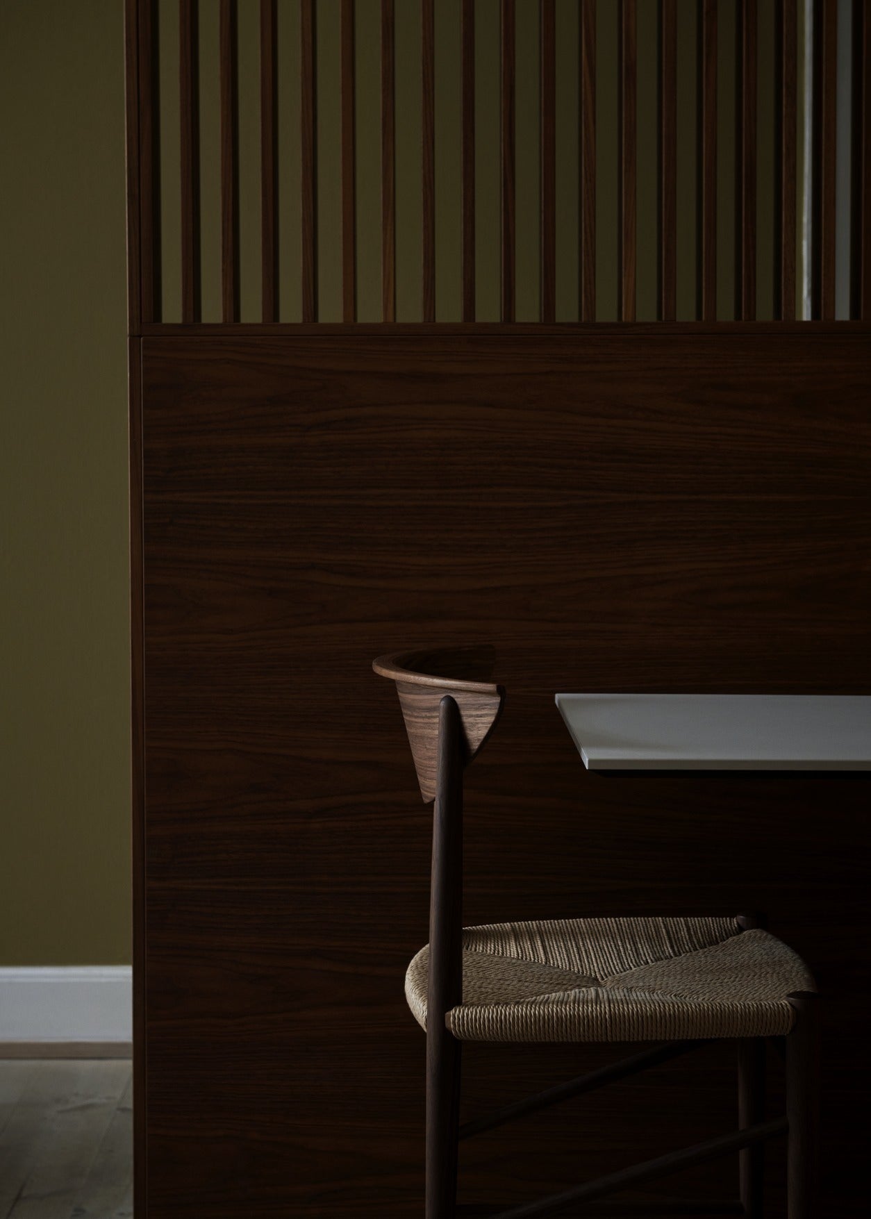 Silla Drawn HM3 de &Tradition en roble con asiento de cuerda de papel natural, diseño minimalista danés de Hvidt & Mølgaard; Drawn Side Chair HM3 — ATD_Retail_2022_Drawn HM3_Collect Wine Glass SC80_Flowerpot VP9_Launch 2023; Drawn Side Chair HM3 — ATD_Retail_2023_Drawn HM3_1; Drawn Side Chair HM3 — ATD_Retail_2022_Drawn HM3_Collect Bowl SC82_Collect Glass SC78_Collect Wine Glass SC79; Drawn Side Chair HM3 — ATD_Retail_2023_Drawn HM3_2