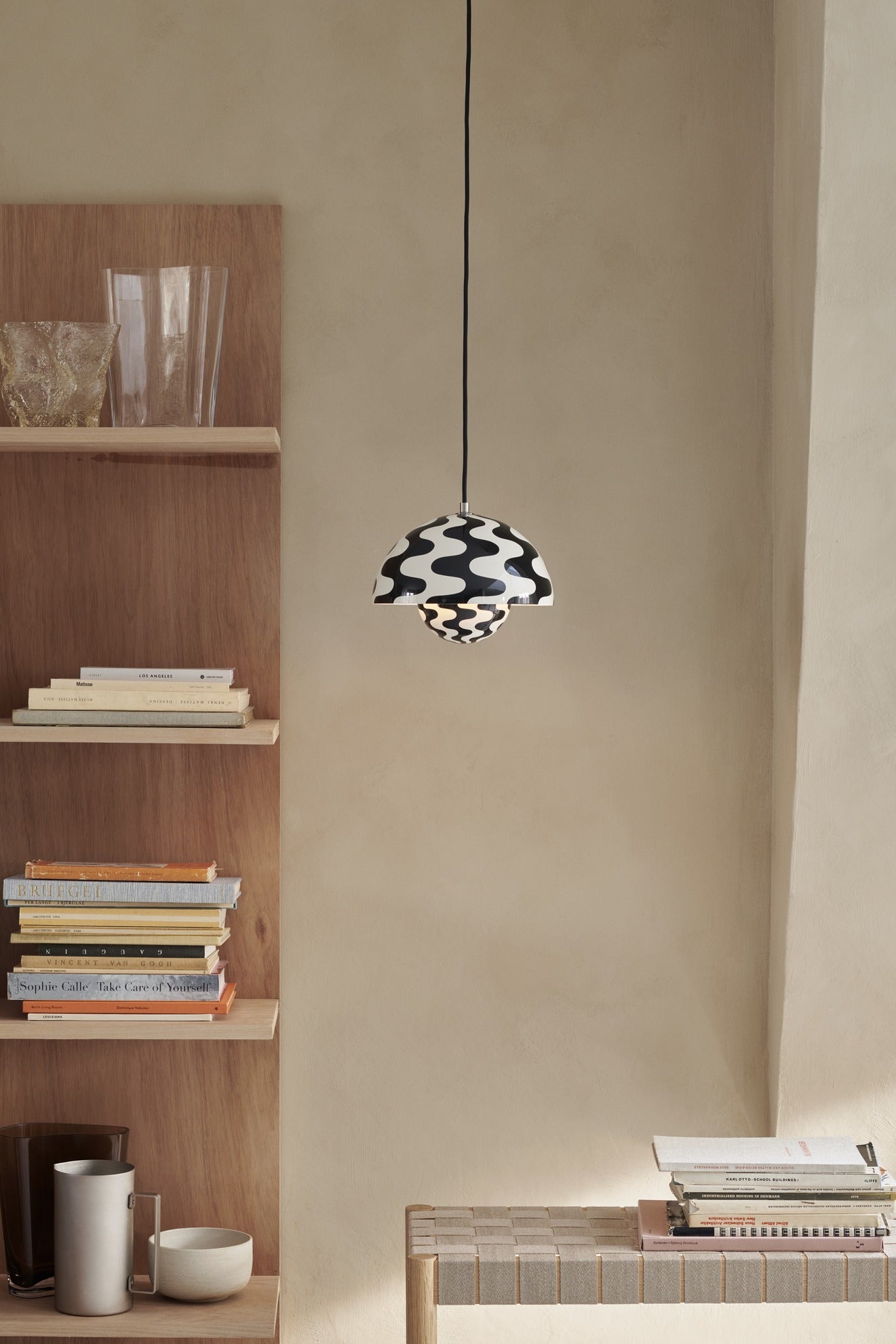 Lámpara chandelier &Tradition Flowerpot VP1 diseño Verner Panton con pantallas esféricas coloridas suspendidas en acero; Flowerpot Chandelier VP1 — ATD_Retail_2024_Flowerpot VP1_Flowerpot VP10_Wire stool VP11_Develius EV1C_Collect Glass SC60; Flowerpot Chandelier VP1 — ATD_Retail_2021_Flowerpot VP1_Collect Candleholder SC40_Collect Crafted Glass Vase SC66_Drop Leaf HM6; Flowerpot Chandelier VP1 — ATD_Retail_2023_Flowerpot VP1_Tung JA3_Margas LC3_Como SC53_Collect Glass SC78