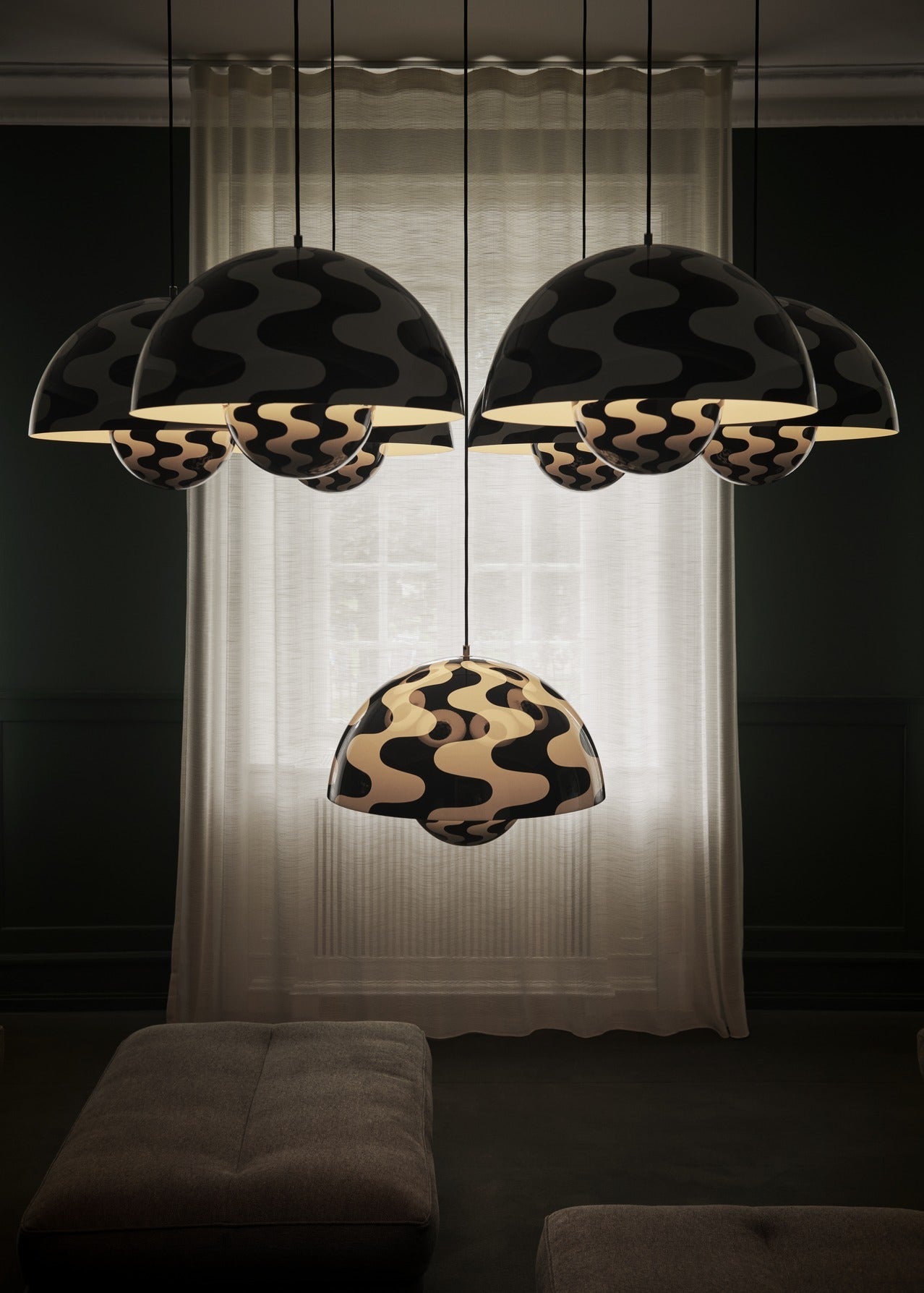 Lámpara colgante &Tradition Flowerpot VP2 de Verner Panton en acero con forma semiesférica y cable textil sobre fondo blanco; Flowerpot Pendant VP2 — ATD_Retail_2023_Develius EV1C_Flowerpot VP2_Fly SC4