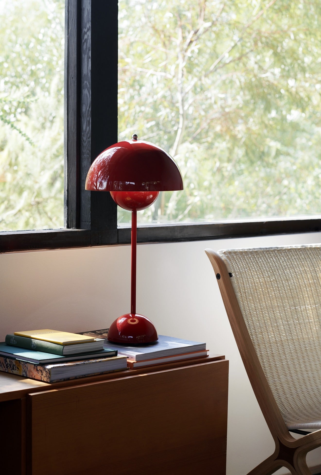 Lámpara de mesa Flowerpot VP3 de &Tradition diseñada por Verner Panton con pantalla esférica de acero y base circular; Flowerpot Table Lamp VP3 — ATD_Retail_2023_Flowerpot VP3_Rely HW11; Flowerpot Table Lamp VP3 — ATD_Retail_2023_Flowerpot VP3_X HM10; Flowerpot Table Lamp VP3 — ATD_Retail_2020_Flowerpot_VP3_GlassVases_SC35_DropLeaf_HM5_Loafer_SC23; Flowerpot Table Lamp VP3 — ATD_1306_Flowerpot VP3_White_Fly SC5_Amore SC20-SC22_Launch 2023