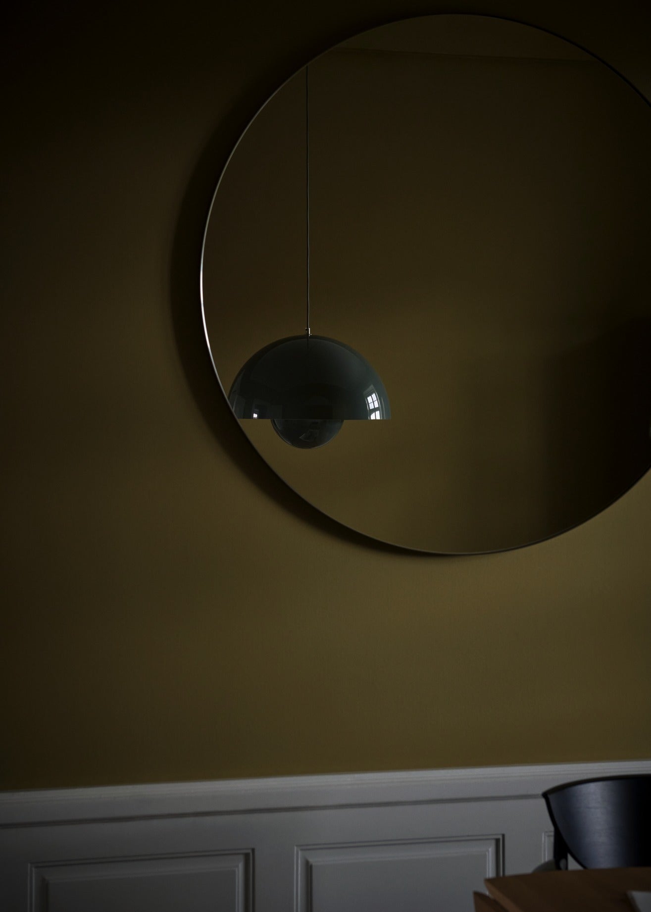 Lámpara colgante &Tradition Flowerpot VP7 diseñada por Verner Panton en acero con cordón textil sobre fondo blanco; Flowerpot Pendant VP7 — ATD_Retail_2023_Flowerpot VP7_Catch JH2_In Between SK20_Collect Glass SC78; Flowerpot Pendant VP7 — ATD_Retail_2023_Flowerpot VP7_Inland AV32 Clay 014_1; Flowerpot Pendant VP7 — ATD_Retail_2023_Flowerpot VP7_Tung JA3