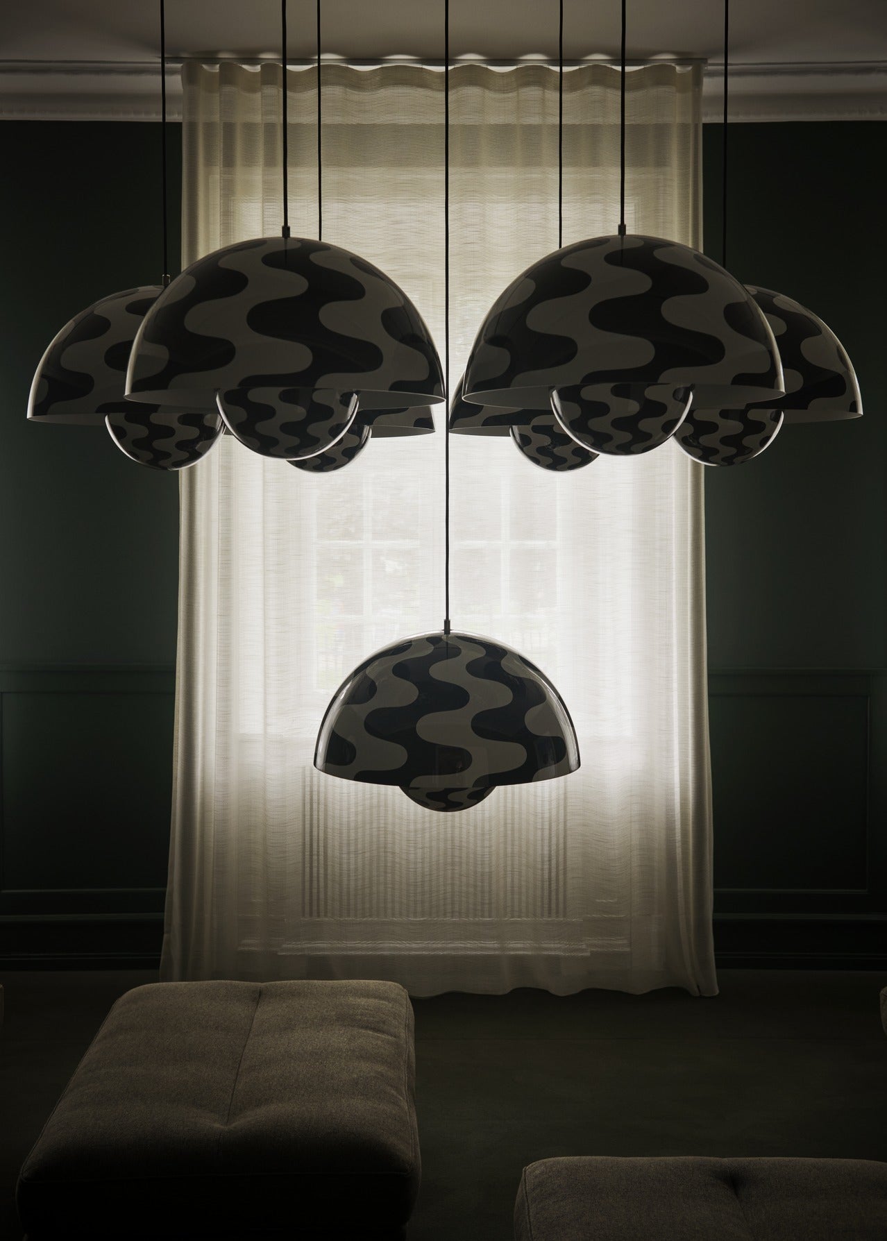 Lámpara colgante &Tradition Flowerpot VP7 diseñada por Verner Panton en acero con cordón textil sobre fondo blanco; Flowerpot Pendant VP7 — ATD_Retail_2023_Flowerpot VP7_Catch JH2_In Between SK20_Collect Glass SC78; Flowerpot Pendant VP7 — ATD_Retail_2023_Flowerpot VP7_Inland AV32 Clay 014_1; Flowerpot Pendant VP7 — ATD_Retail_2023_Flowerpot VP7_Tung JA3