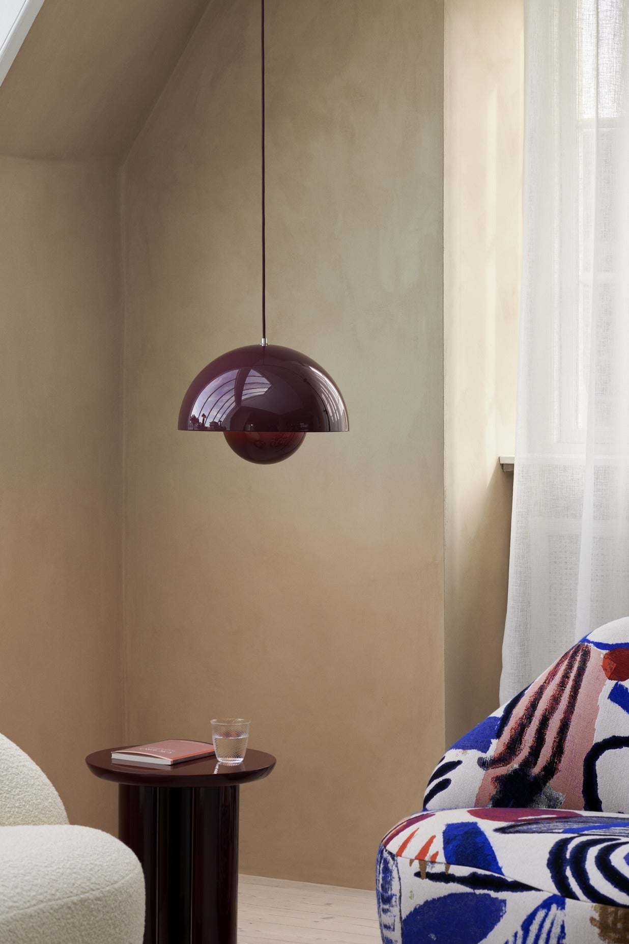 Lámpara colgante &Tradition Flowerpot VP7 diseñada por Verner Panton en acero con cordón textil sobre fondo blanco; Flowerpot Pendant VP7 — ATD_Retail_2023_Flowerpot VP7_Catch JH2_In Between SK20_Collect Glass SC78; Flowerpot Pendant VP7 — ATD_Retail_2023_Flowerpot VP7_Inland AV32 Clay 014_1; Flowerpot Pendant VP7 — ATD_Retail_2023_Flowerpot VP7_Tung JA3