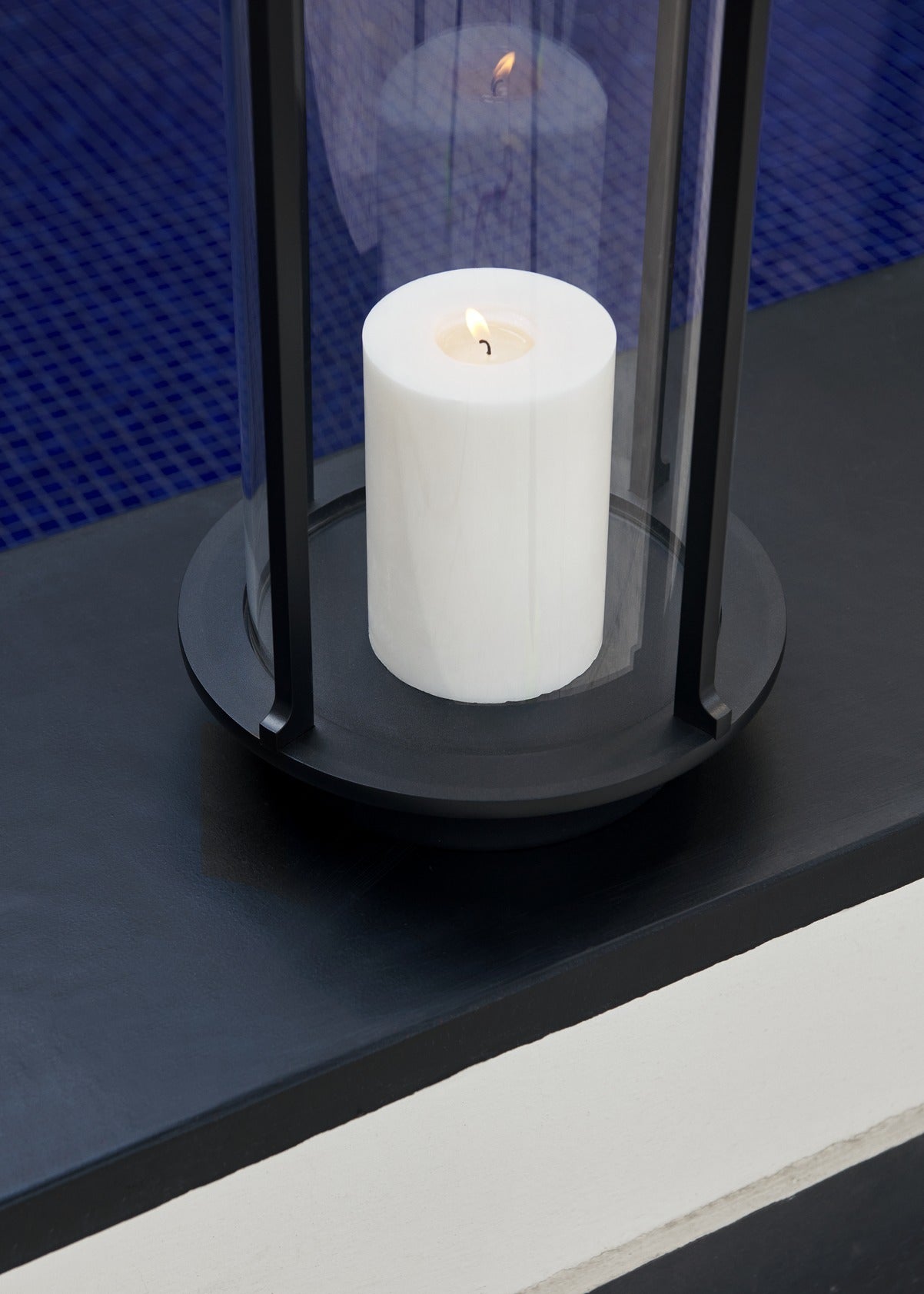 Portavelas &Tradition Collect Hurricane SC83 en hierro galvanizado con pantalla de cristal borosilicato, diseño minimalista n; Collect Hurricane SC83 — ATD_Retail_2024_Collect  Hurricane SC83_02; Collect Hurricane SC83 — Collect Hurricane SC83_Matt Black; Collect Hurricane SC83 — ATD_Retail_2023_Hurricane SC83_detail; Collect Hurricane SC83 — Collect Hurricane SC83_Matt Black_detail_2