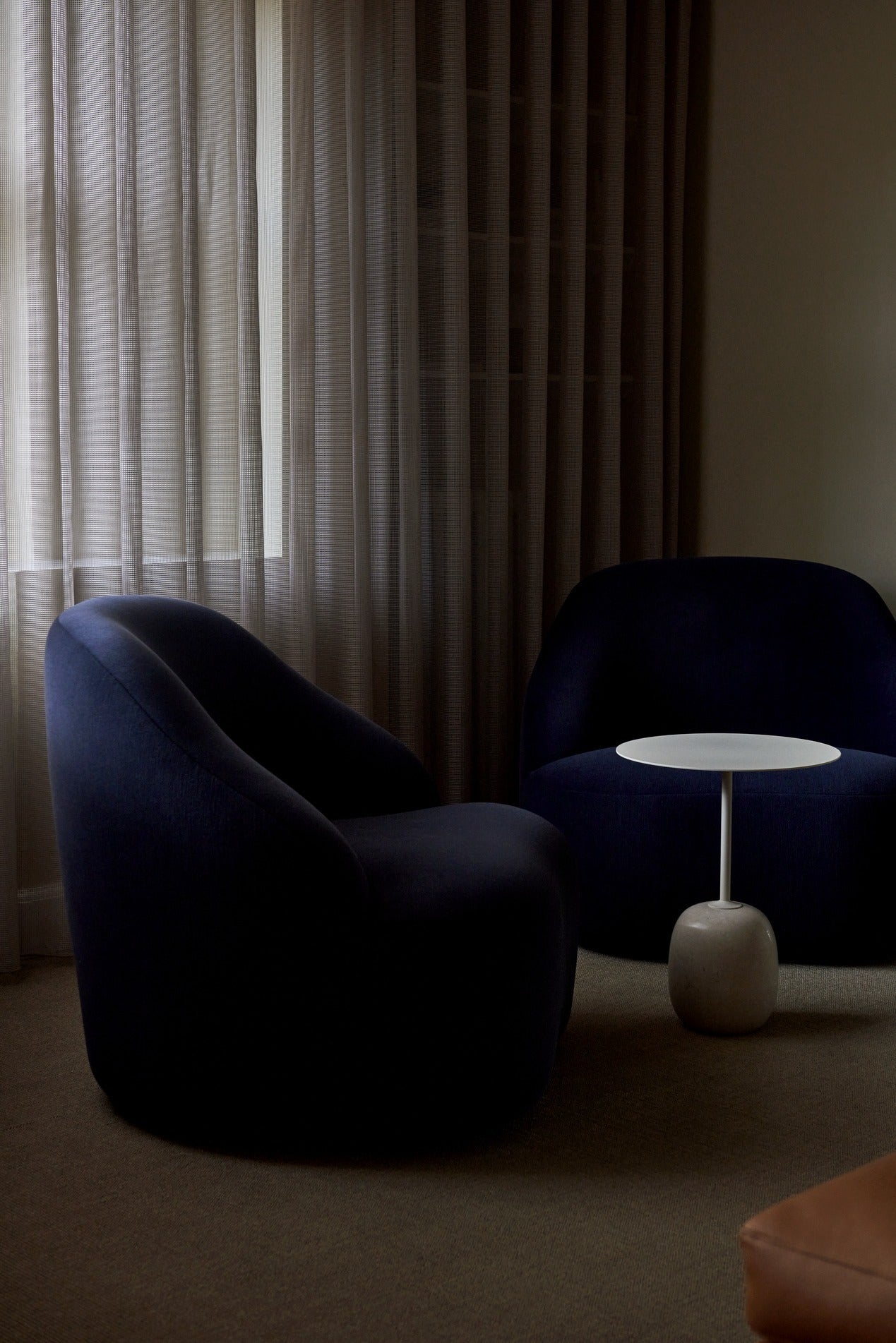 Sillón lounge &Tradition Margas LC2 diseñado por Liljencrantz, estructura de madera con tapizado y relleno de espuma; Margas Lounge Chair LC2 — ATD_Retail_2025_Margas LC2_The Moor AP19