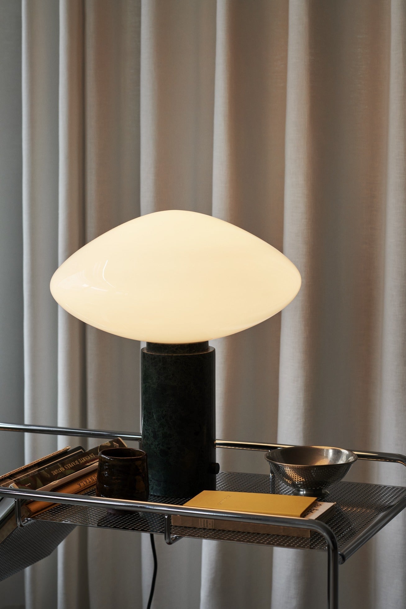 Lámpara de mesa &Tradition BASE Mist AP17 con diseño minimalista de All The Way to Paris sobre fondo neutro; BASE Mist Table Lamp AP17 — ATD_Retail_2024_Sett LN11,LN12_Mist AP17_Develius EV2A, EV2B, EV2C; BASE Mist Table Lamp AP17 — ATD_Retail_2025_Mist AP17_Wire Stool VP11_Marble Top Wire Stool VP11_The Moor AP19; BASE Mist Table Lamp AP17 — ATD_Retail_2023_Mist AP17_Alima NDS1; BASE Mist Table Lamp AP17 — ATD_Retail_2023_Mist AP17_Inland AV32_Collect Tray SC65_Momento Jug JH38_Collect Wine glass SC79