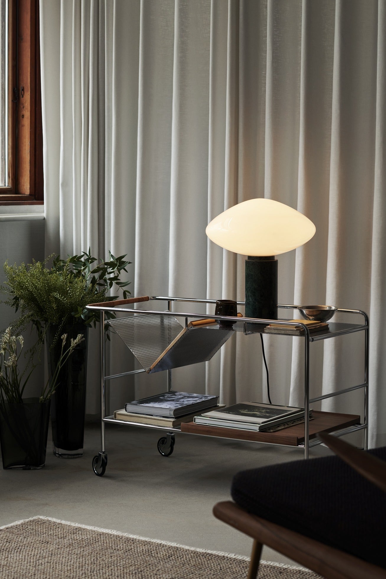 Lámpara de mesa &Tradition BASE Mist AP17 con diseño minimalista de All The Way to Paris sobre fondo neutro; BASE Mist Table Lamp AP17 — ATD_Retail_2024_Sett LN11,LN12_Mist AP17_Develius EV2A, EV2B, EV2C; BASE Mist Table Lamp AP17 — ATD_Retail_2025_Mist AP17_Wire Stool VP11_Marble Top Wire Stool VP11_The Moor AP19; BASE Mist Table Lamp AP17 — ATD_Retail_2023_Mist AP17_Alima NDS1; BASE Mist Table Lamp AP17 — ATD_Retail_2023_Mist AP17_Inland AV32_Collect Tray SC65_Momento Jug JH38_Collect Wine glass SC79