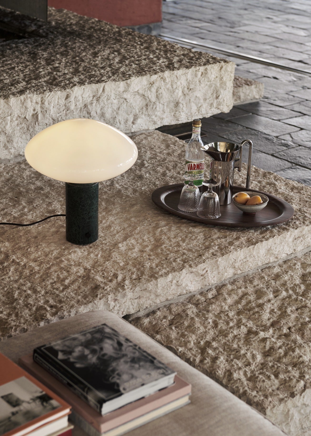 Lámpara de mesa &Tradition BASE Mist AP17 con diseño minimalista de All The Way to Paris sobre fondo neutro; BASE Mist Table Lamp AP17 — ATD_Retail_2024_Sett LN11,LN12_Mist AP17_Develius EV2A, EV2B, EV2C; BASE Mist Table Lamp AP17 — ATD_Retail_2025_Mist AP17_Wire Stool VP11_Marble Top Wire Stool VP11_The Moor AP19; BASE Mist Table Lamp AP17 — ATD_Retail_2023_Mist AP17_Alima NDS1; BASE Mist Table Lamp AP17 — ATD_Retail_2023_Mist AP17_Inland AV32_Collect Tray SC65_Momento Jug JH38_Collect Wine glass SC79