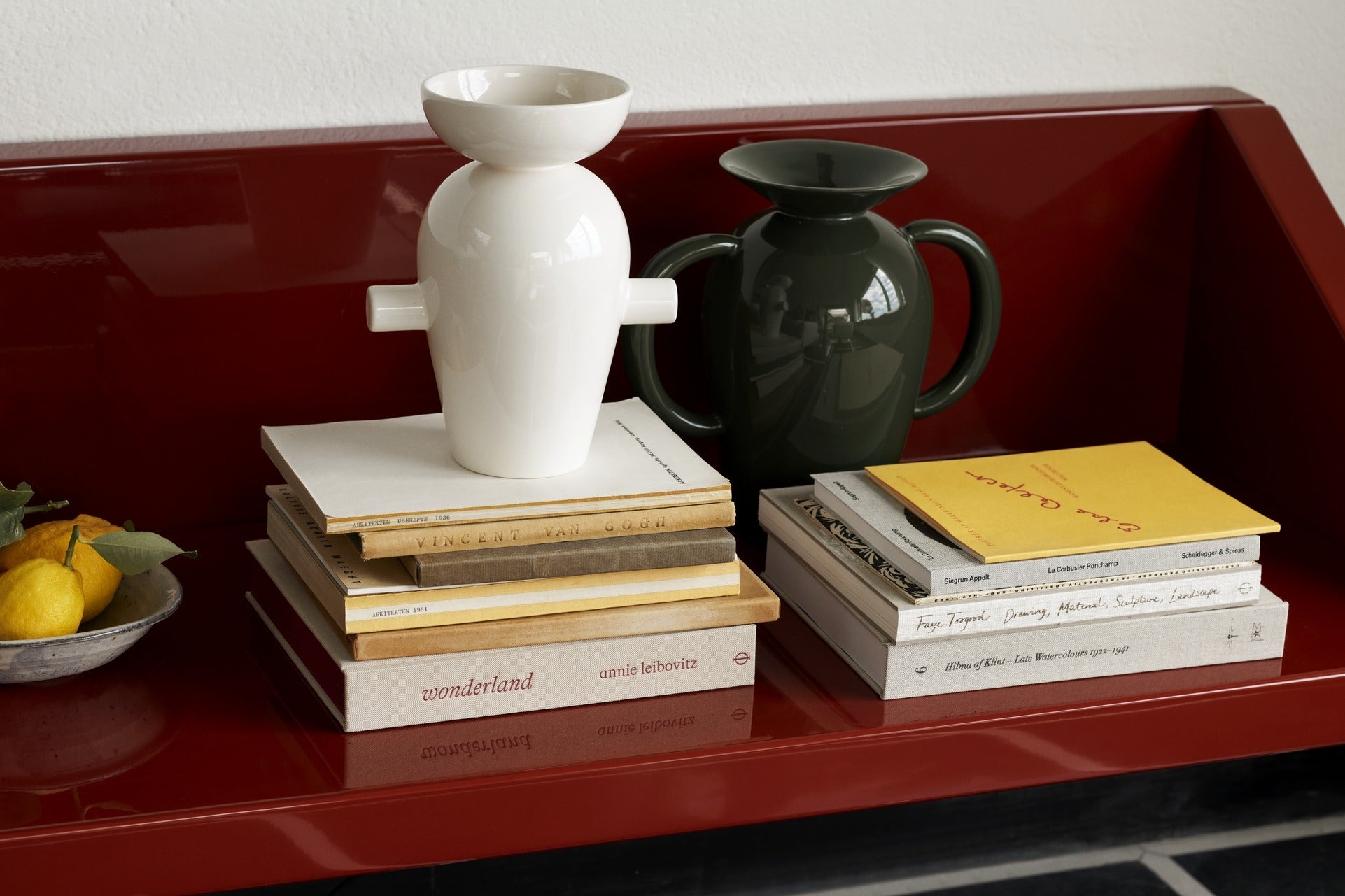 Jarrón Momento JH40 de &Tradition diseñado por Jaime Hayon en cerámica esmaltada con forma orgánica y acabado brillante; Momento Vase JH40 — ATD_Retail_2025_Momento vase JH40_Collect SC78 ; Momento Vase JH40 — ATD_Retail_2023_Momento Vase JH40_Lato LN8; Momento Vase JH40 — Momento Vase JH40_Cream_2; Momento Vase JH40 — Momento Vase JH40_Cream