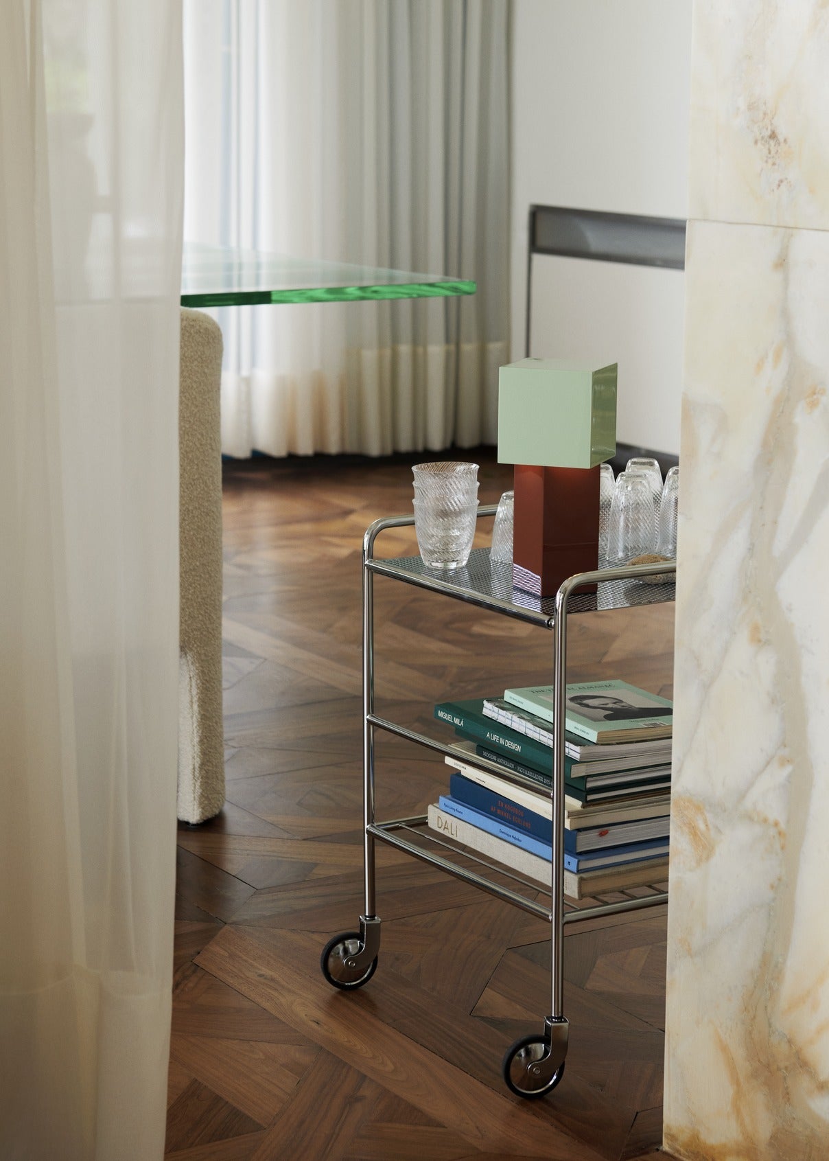 Lámpara portátil &Tradition Pivot con estructura de acero cromado y sistema de pivote ajustable sobre fondo blanco; Pivot Portable Lamp ATD7 — ATD_Retail_2023_Pivot ATD7_Tung JA3; Pivot Portable Lamp ATD7 — ATD_Retail_2023_Pivot ATD7_Alima NTDS1_Collect Glass SC78,SC60