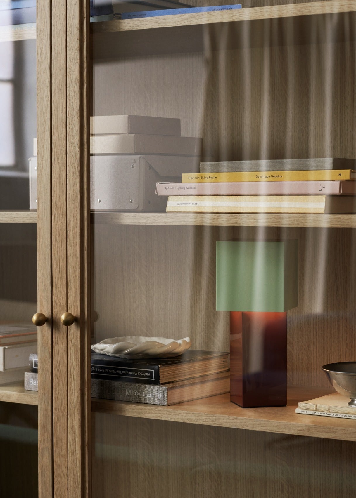 Lámpara portátil &Tradition Pivot con estructura de acero cromado y sistema de pivote ajustable sobre fondo blanco; Pivot Portable Lamp ATD7 — ATD_Retail_2023_Pivot ATD7_Tung JA3; Pivot Portable Lamp ATD7 — ATD_Retail_2023_Pivot ATD7_Alima NTDS1_Collect Glass SC78,SC60