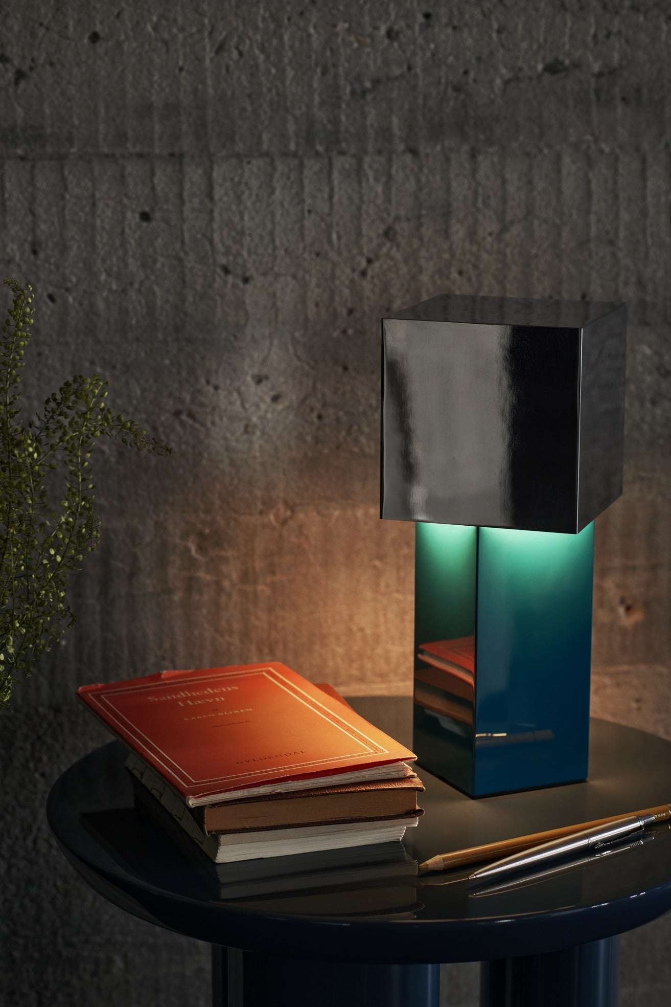 Lámpara portátil &Tradition Pivot con estructura de acero cromado y sistema de pivote ajustable sobre fondo blanco; Pivot Portable Lamp ATD7 — ATD_Retail_2023_Pivot ATD7_Tung JA3; Pivot Portable Lamp ATD7 — ATD_Retail_2023_Pivot ATD7_Alima NTDS1_Collect Glass SC78,SC60