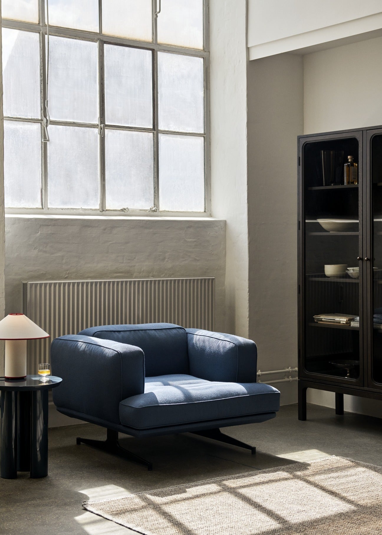 Vitrina &Tradition Trace Double Cabinet SC88 en roble macizo con puertas de cristal y detalles de latón por Space Copenhagen; Trace Double Cabinet SC88 — ATD_Retail_2023_Trace SC88_Inland AV21_Tung JA3_Collect Rug SC84; Trace Double Cabinet SC88 — ATD_Retail_2023_Trace SC88_Mnemonic MNC1; Trace Double Cabinet SC88 — ATD_Retail_2023_Develius EV1C_Trace SC88_The Moor AP5_Formakami JH5; Trace Double Cabinet SC88 — Trace SC88_Dark Stained Oak_detail_2