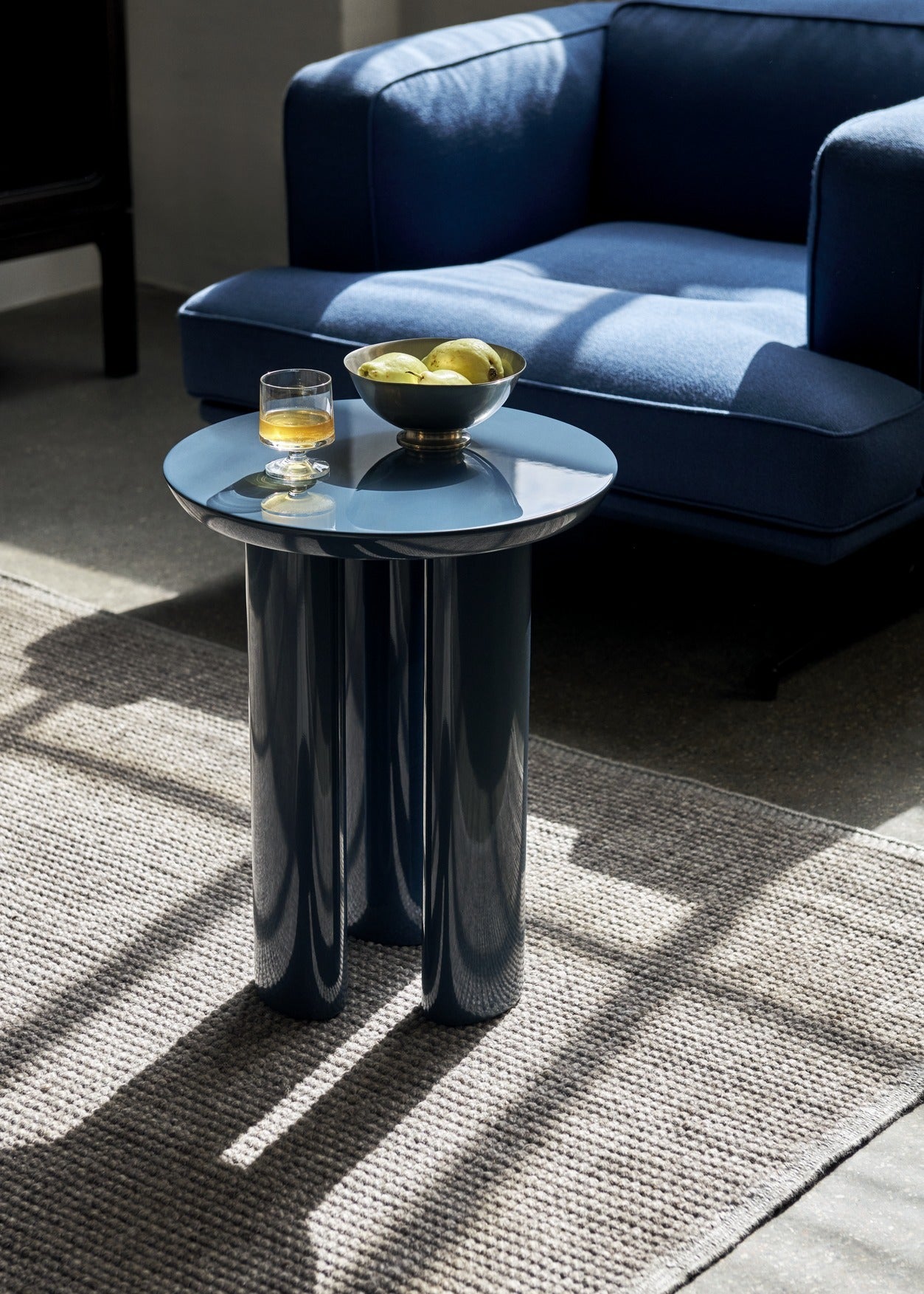 Vitrina &Tradition Trace Double Cabinet SC88 en roble macizo con puertas de cristal y detalles de latón por Space Copenhagen; Trace Double Cabinet SC88 — ATD_Retail_2023_Trace SC88_Inland AV21_Tung JA3_Collect Rug SC84; Trace Double Cabinet SC88 — ATD_Retail_2023_Trace SC88_Mnemonic MNC1; Trace Double Cabinet SC88 — ATD_Retail_2023_Develius EV1C_Trace SC88_The Moor AP5_Formakami JH5; Trace Double Cabinet SC88 — Trace SC88_Dark Stained Oak_detail_2