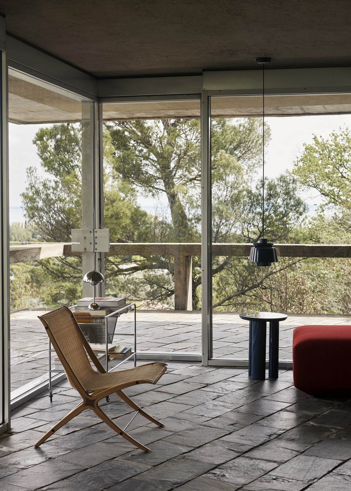 Lámpara colgante &Tradition Utzon Pendant JU1 de metal lacado con cordón textil, diseño de Jørn Utzon estilo escandinavo mini; Utzon Pendant JU1 — ATD_Retail_2023_Utzon JU1_Fly SC5