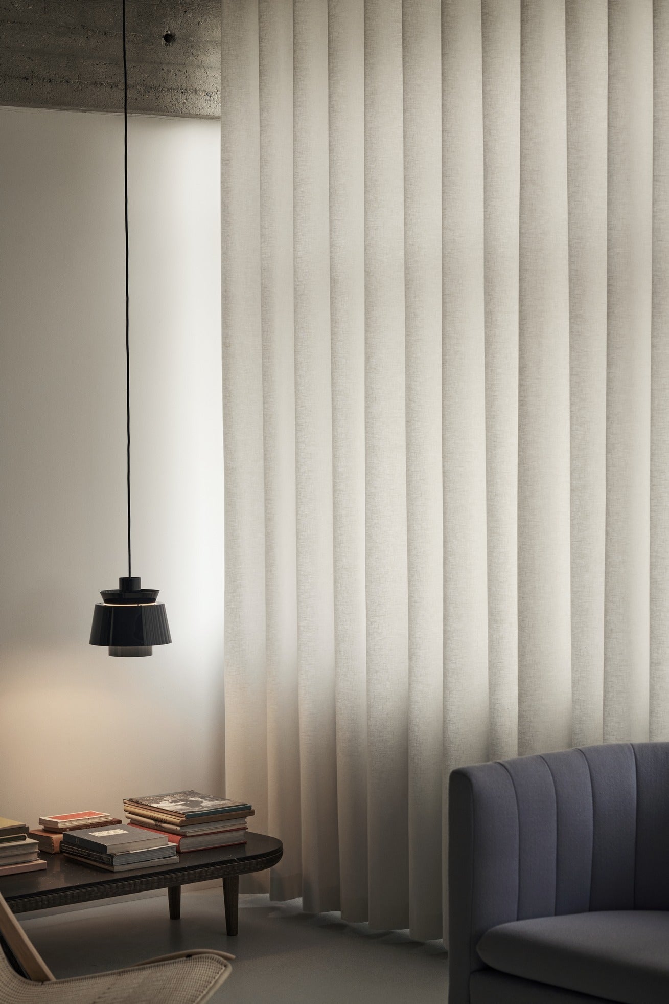 Lámpara colgante &Tradition Utzon Pendant JU1 de metal lacado con cordón textil, diseño de Jørn Utzon estilo escandinavo mini; Utzon Pendant JU1 — ATD_Retail_2023_Utzon JU1_Fly SC5