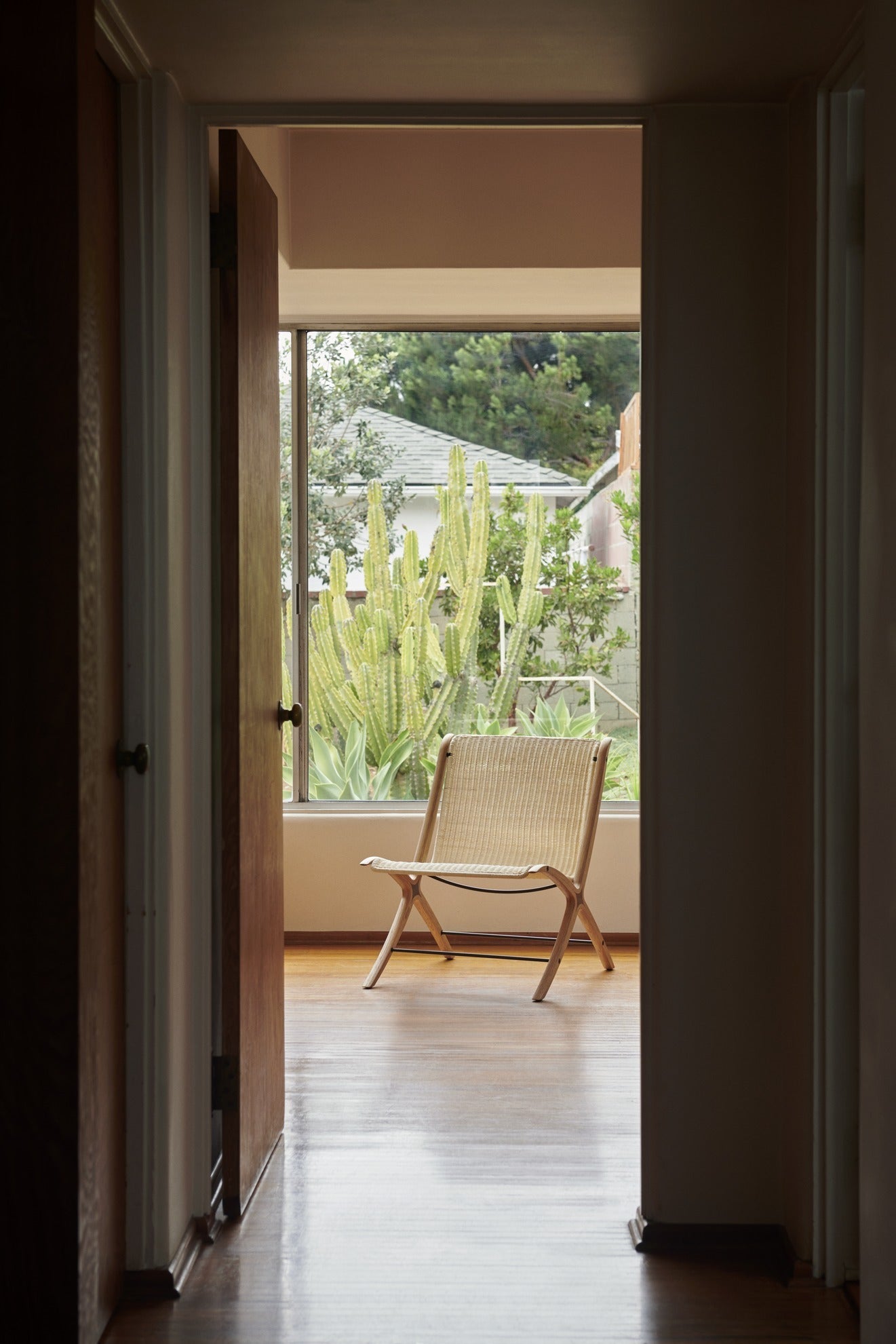 Butaca &Tradition X Lounge Chair HM10 de Hvidt & Mølgaard en madera de roble y ratán con diseño escandinavo minimalista; X Lounge Chair HM10 — X HM10_Detail_Side; X Lounge Chair HM10 — X HM10_Side; X Lounge Chair HM10 — X HM10_Direct_Side; X Lounge Chair HM10 — ATD_Retail_2023_X HM10_2