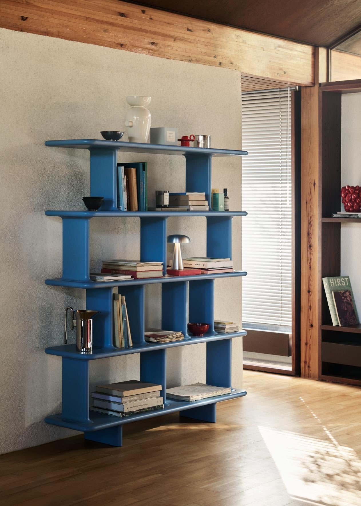 Estantería Archivo JH45 de &Tradition diseñada por Jaime Hayon en MDF y madera maciza con acabado lacado blanco sobre fondo n; Archivo Shelving JH45 — ATD_Retail_2024_Archivo JH45_Momento Vase JH4_Momento Jug JH38_Momento Candleholder JH39_Como SC53_Mnemonic MNC5