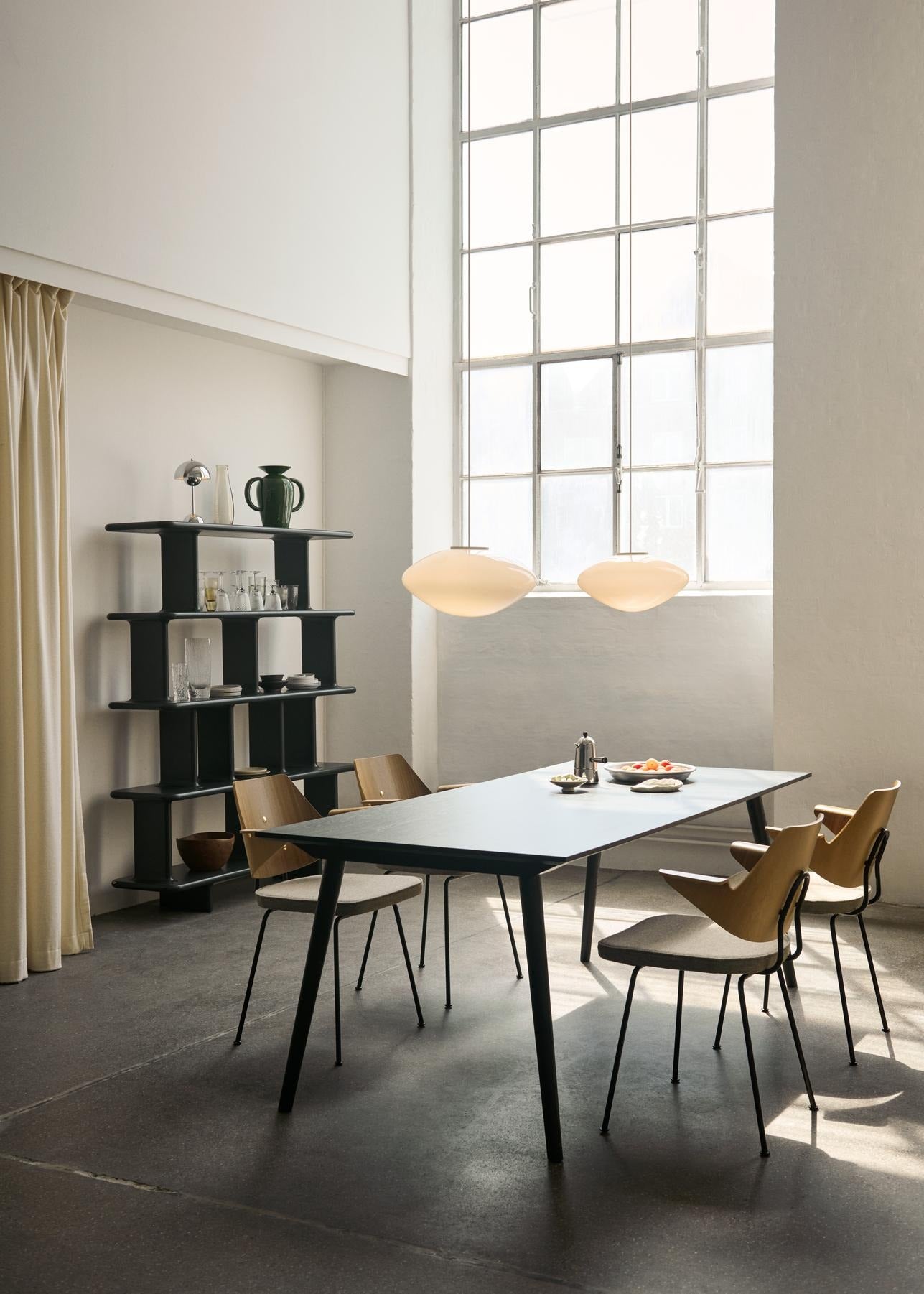 Estantería Archivo JH45 de &Tradition diseñada por Jaime Hayon en MDF y madera maciza con acabado lacado blanco sobre fondo n; Archivo Shelving JH45 — ATD_Retail_2024_Archivo JH45_Momento Vase JH4_Momento Jug JH38_Momento Candleholder JH39_Como SC53_Mnemonic MNC5