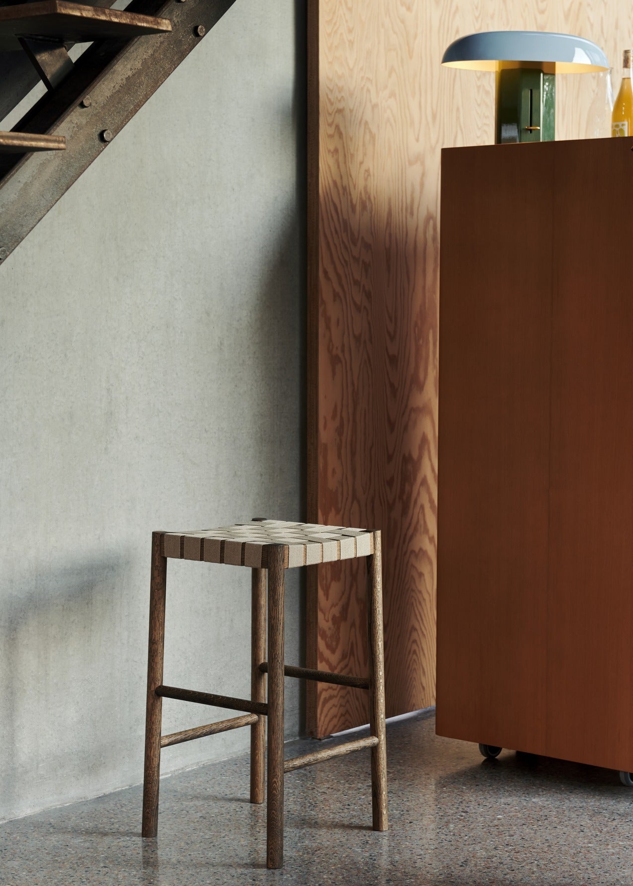 Taburete Betty Counter Stool TK7 de &Tradition con estructura de madera maciza, asiento de chapa y respaldo con correas de li; Betty Counter Stool TK7 — Betty TK7_Black_Black; Betty Counter Stool TK7 — ATD_Retail_2021__Betty TK7_Flowerpot VP3; Betty Counter Stool TK7 — ATD_Retail_2024_Betty TK7_Montera JH42; Betty Counter Stool TK7 — ATD_Retail_2021_Betty TK7 ´_Flowerpot VP3