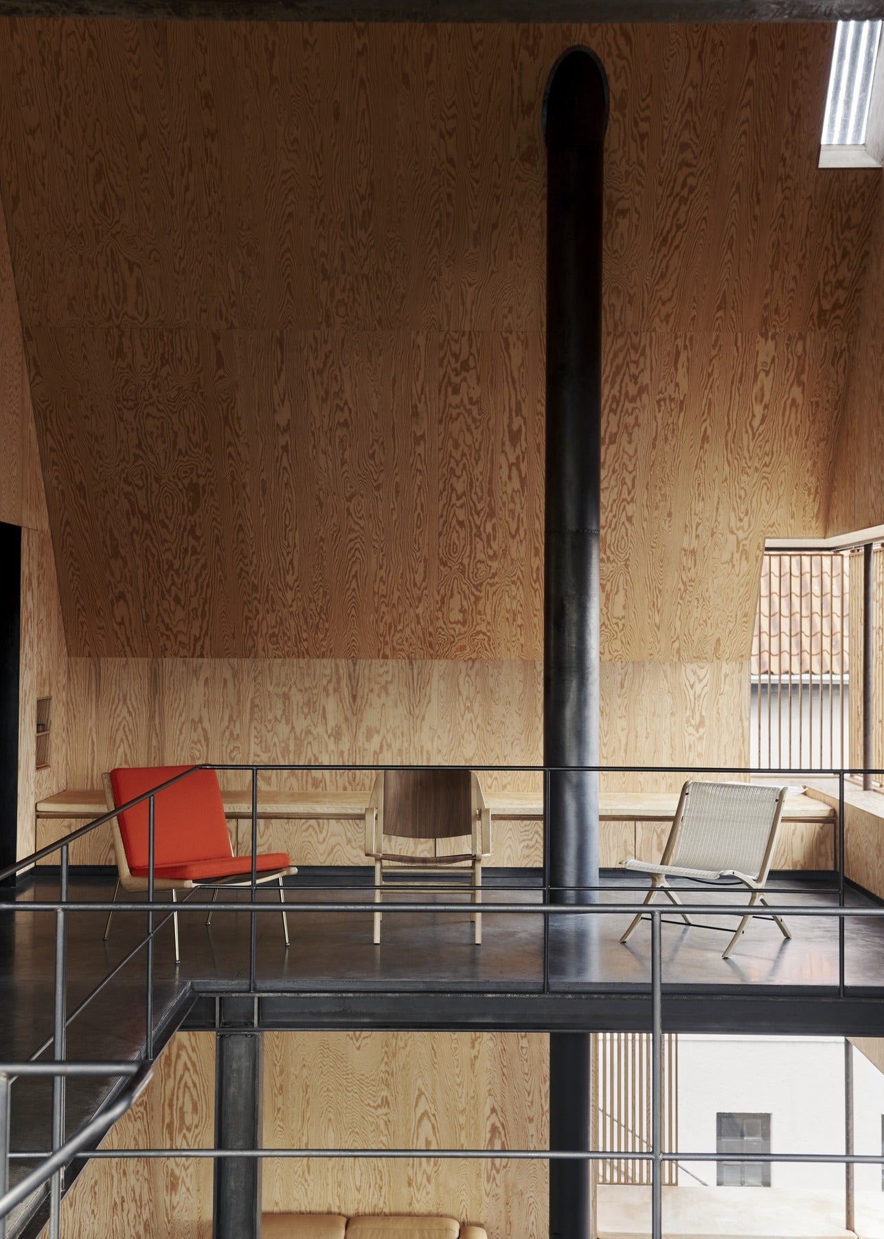 Butaca lounge &Tradition Boomerang HM1 en roble con tapicería, diseño curvo elegante de Hvidt & Mølgaard sobre fondo neutro; Boomerang Lounge Chair HM1 — ATD_Retail_2021_Boomerang HM1_Collect Cotton Throw SC32; Boomerang Lounge Chair HM1 — ATD_Retail_2022_Boomerang HM1_Tung JA3
