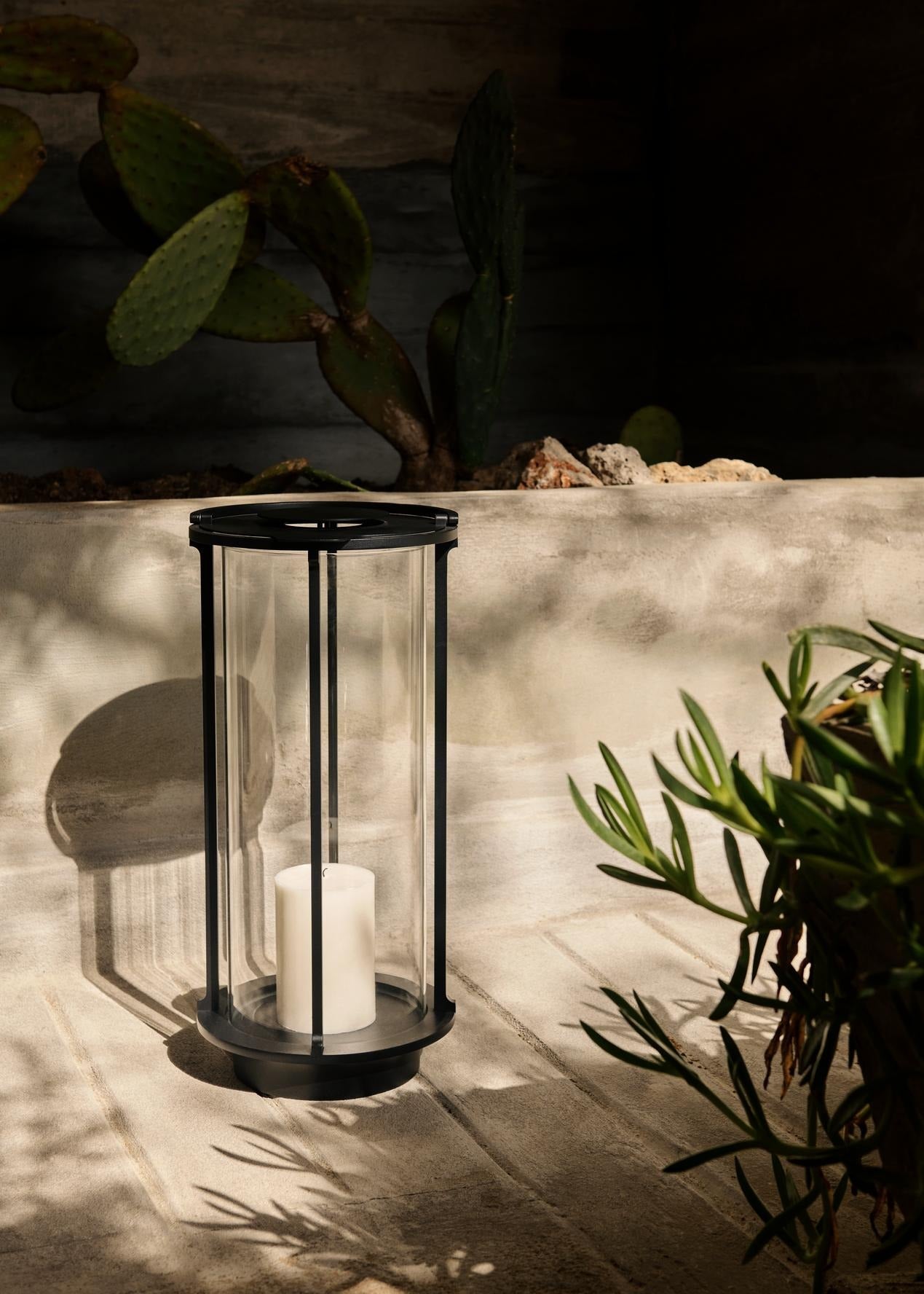 Portavelas &Tradition Collect Hurricane SC83 en hierro galvanizado con pantalla de cristal borosilicato, diseño minimalista n; Collect Hurricane SC83 — ATD_Retail_2024_Collect  Hurricane SC83_02; Collect Hurricane SC83 — Collect Hurricane SC83_Matt Black; Collect Hurricane SC83 — ATD_Retail_2023_Hurricane SC83_detail; Collect Hurricane SC83 — Collect Hurricane SC83_Matt Black_detail_2