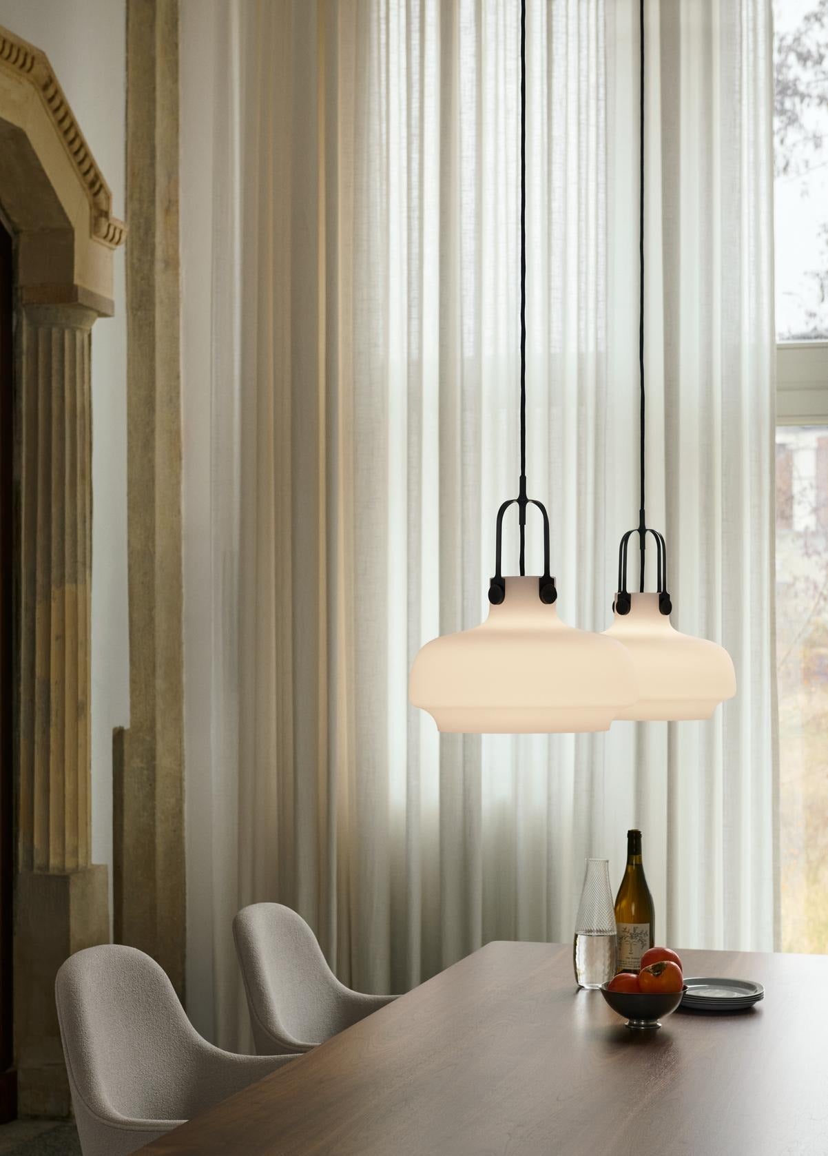 Lámpara colgante Copenhagen SC7 de &Tradition con pantalla de cristal y detalles en latón dorado sobre cordón textil negro