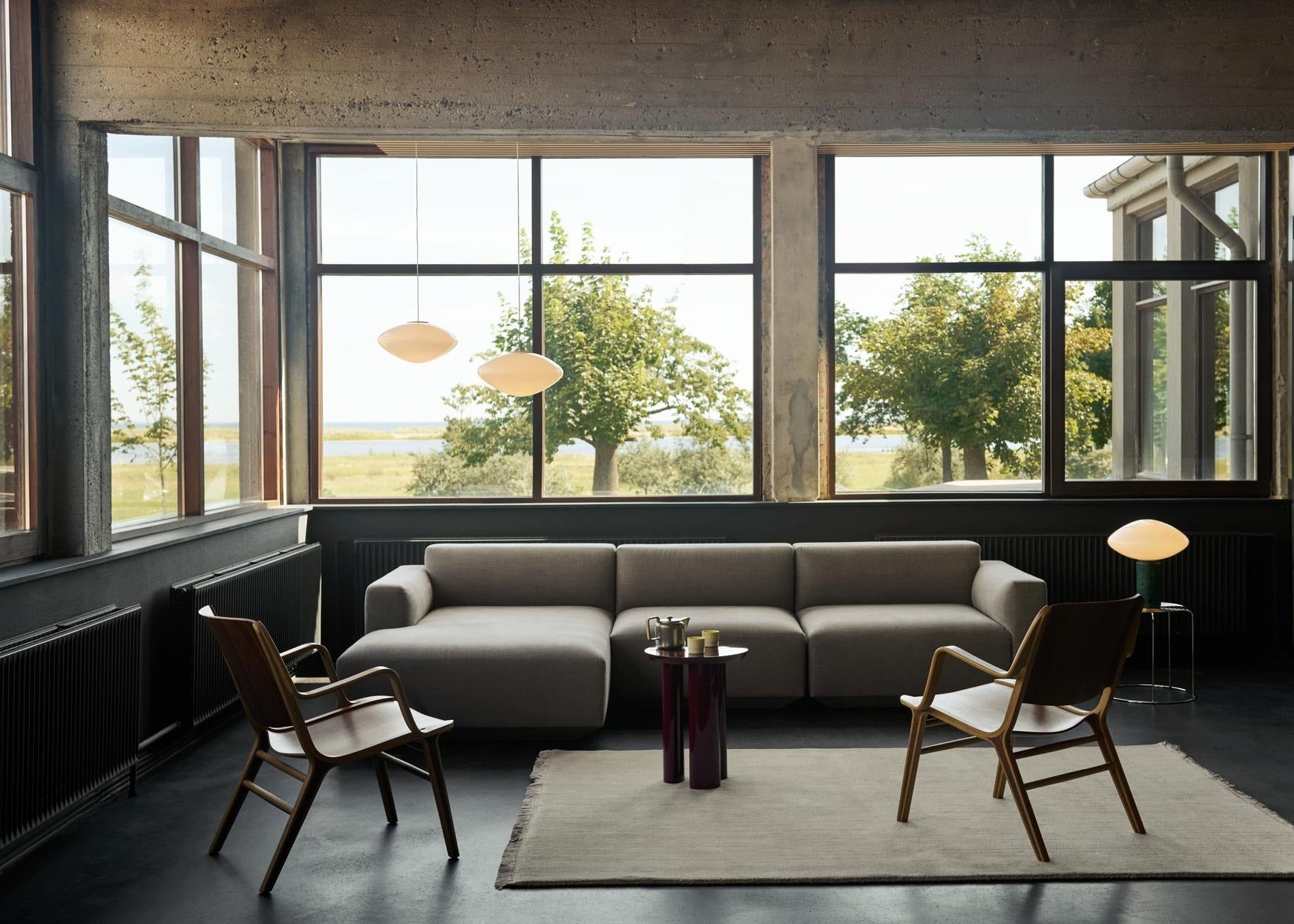 Alfombra &Tradition The Moor Rug AP19 en lana y viscosa con diseño contemporáneo de All The Way to Paris sobre fondo neutro; The Moor Rug AP19 — ATD_Retail_2024_The Moor AP19_RFH Lounge Chair RD8_Colette ATD6_Sett LN13; The Moor Rug AP19 — ATD_Retail_2024_The Moor AP19_Mist AP17_Bonnet SC93_Inland AV41_Tung JA3_Sett LN13_RFH Lounge Chair RD8; The Moor Rug AP19 — ATD_Retail_2024_Develius Configuration E_The Moor AP19_Tung JA3_Flowerpot VP12_AX HM11
