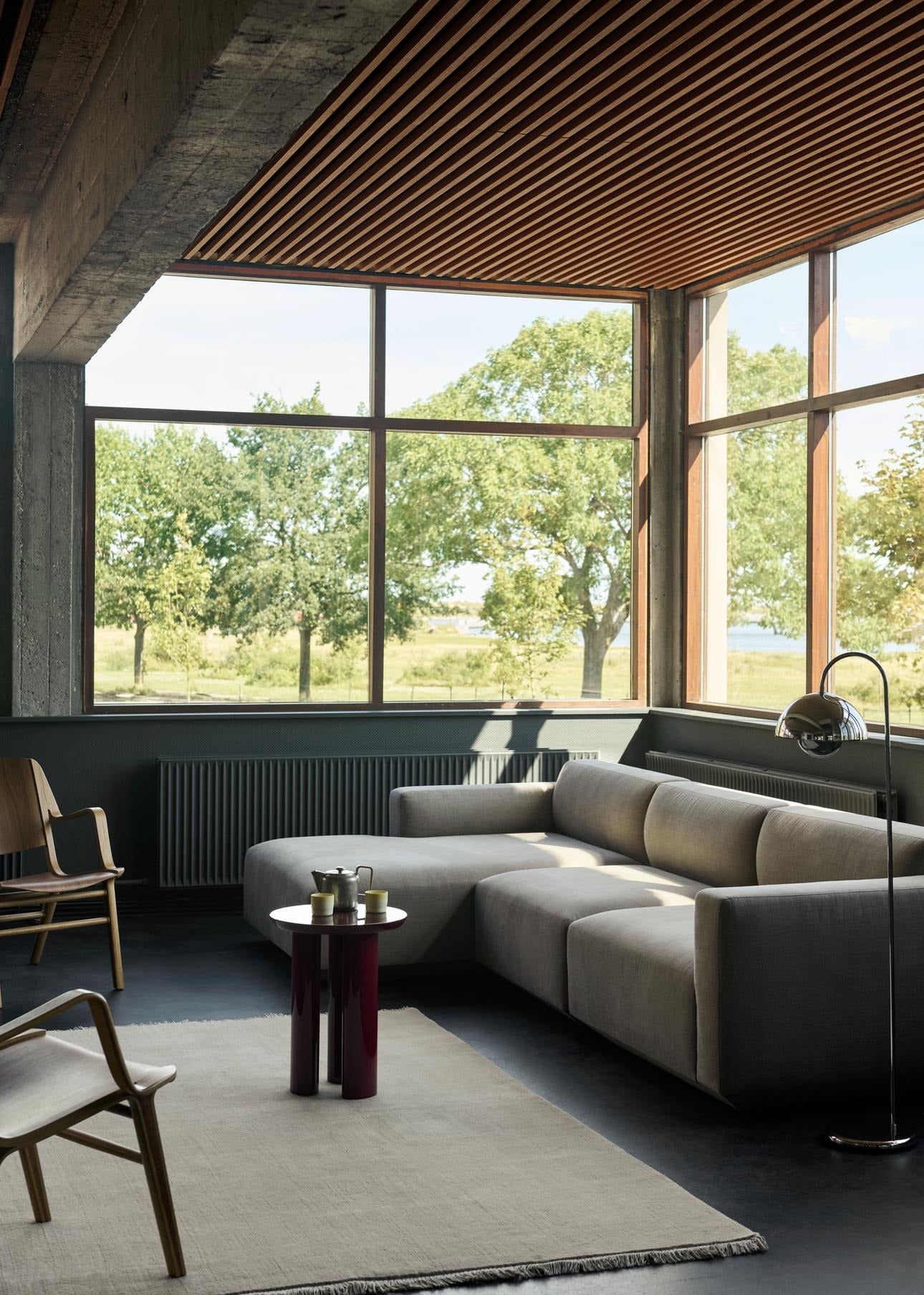 Alfombra &Tradition The Moor Rug AP19 en lana y viscosa con diseño contemporáneo de All The Way to Paris sobre fondo neutro; The Moor Rug AP19 — ATD_Retail_2024_The Moor AP19_RFH Lounge Chair RD8_Colette ATD6_Sett LN13; The Moor Rug AP19 — ATD_Retail_2024_The Moor AP19_Mist AP17_Bonnet SC93_Inland AV41_Tung JA3_Sett LN13_RFH Lounge Chair RD8; The Moor Rug AP19 — ATD_Retail_2024_Develius Configuration E_The Moor AP19_Tung JA3_Flowerpot VP12_AX HM11