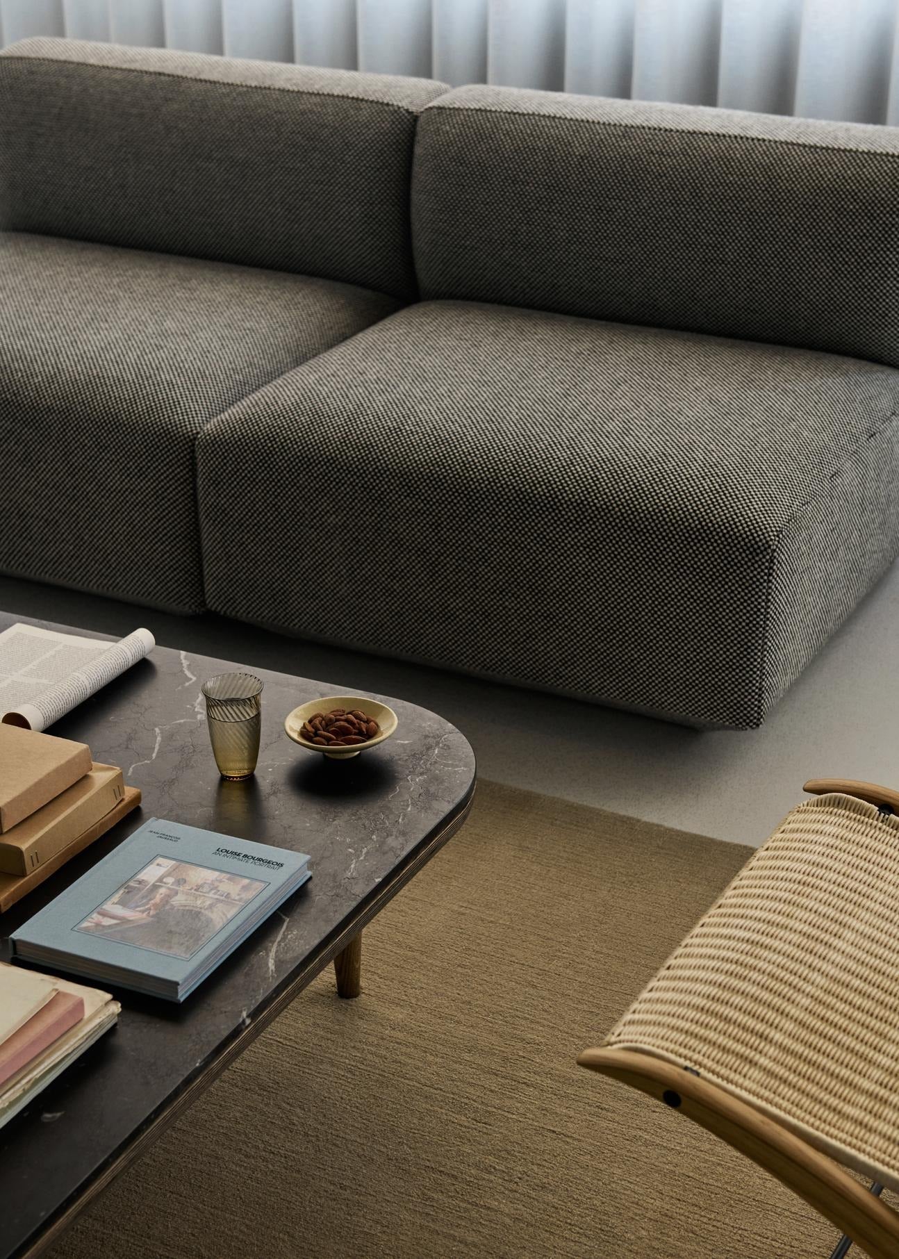 Vaso de cristal &Tradition Collect SC61 diseñado por Space Copenhagen, líneas minimalistas y transparencia elegante sobre fon