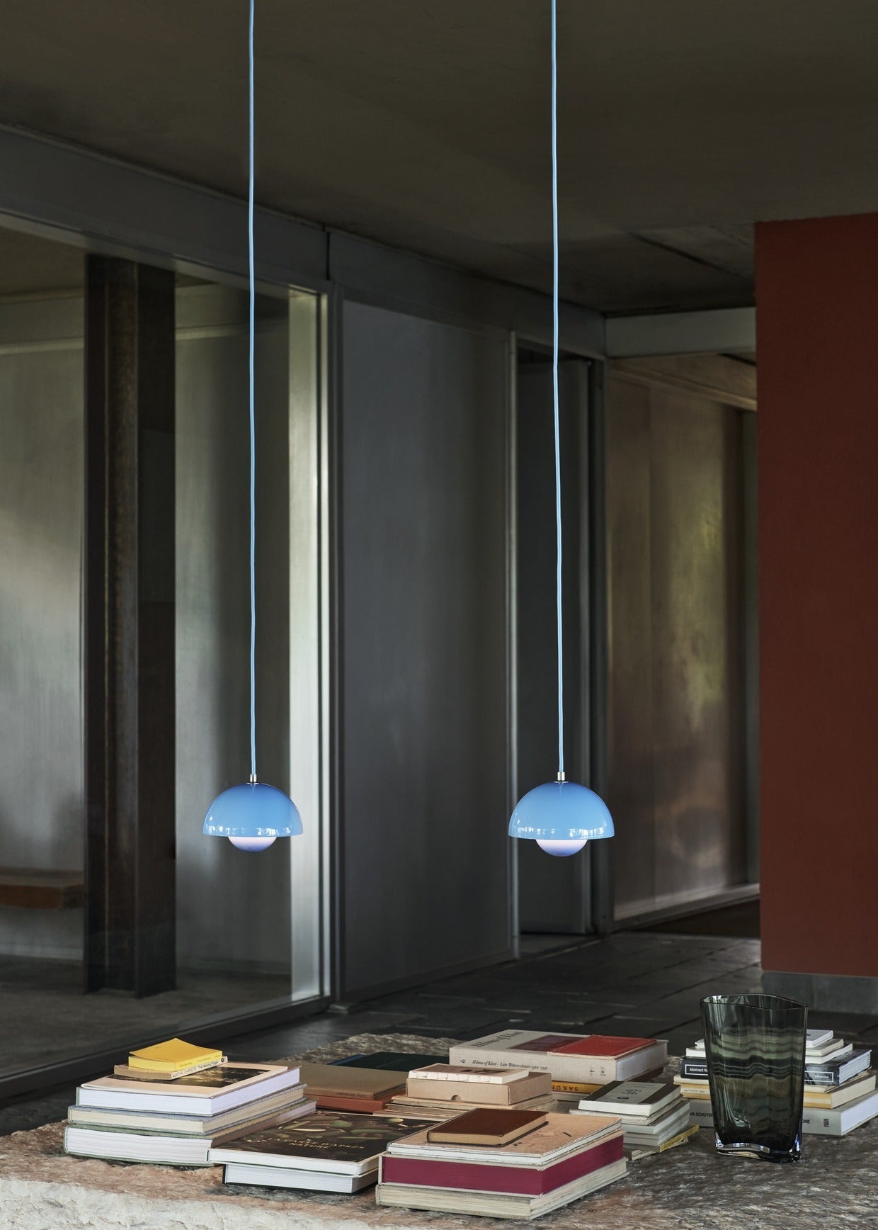 Lámpara colgante Flowerpot Chandelier VP10 de &Tradition diseñada por Verner Panton con pantallas esféricas coloridas suspend; Flowerpot Chandelier VP10 — ATD_Retail_2024_Flowerpot VP10_Collect vase_Collect Glass Vase SC35_Momento Candleholder JH39; Flowerpot Chandelier VP10 — ATD_Retail_2024_Flowerpot VP10_X HM10_Alima ND1; Flowerpot Chandelier VP10 — ATD_Retail_2024_Flowerpot VP10_Collect glass vase SC35