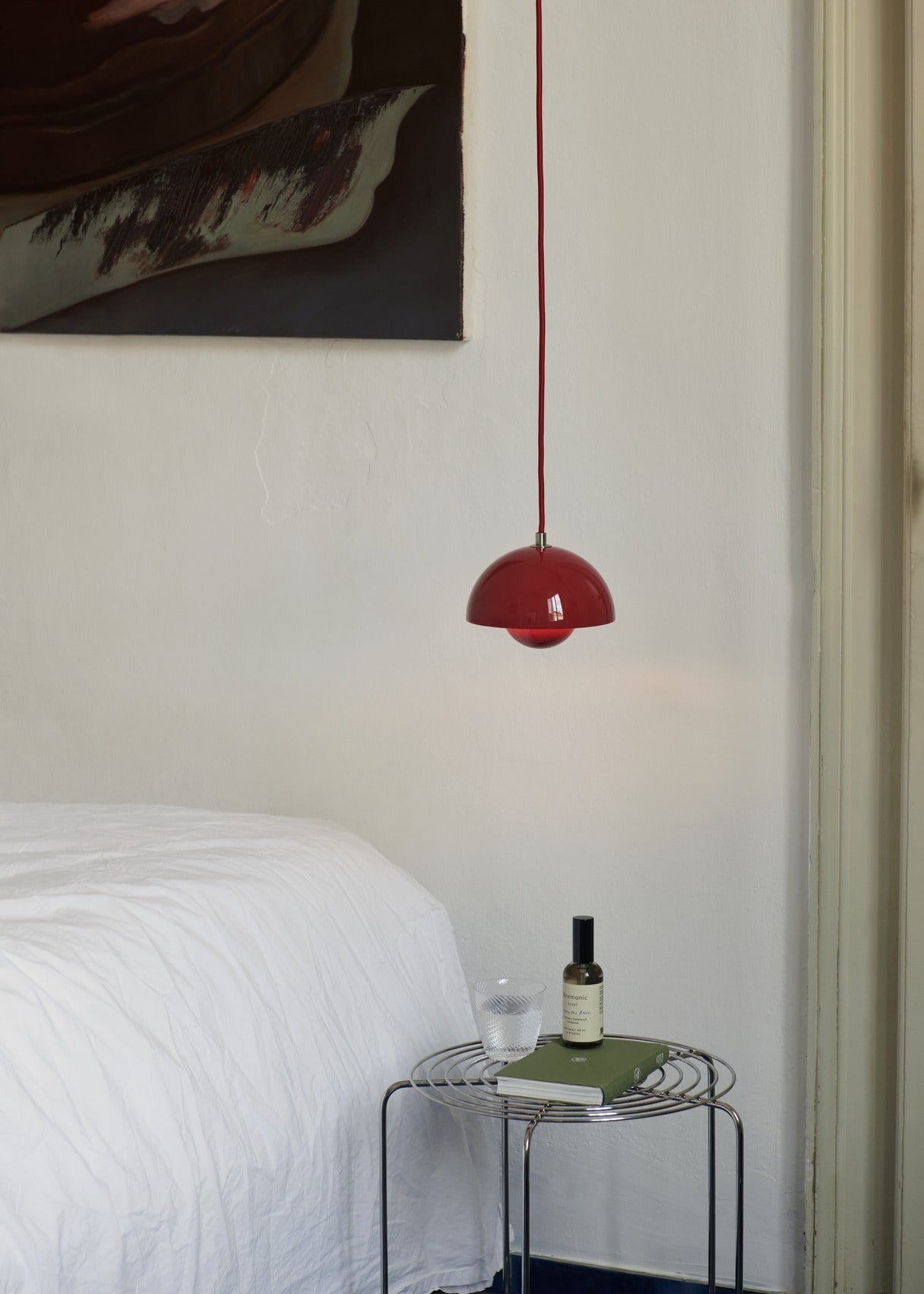 Lámpara colgante Flowerpot Chandelier VP10 de &Tradition diseñada por Verner Panton con pantallas esféricas coloridas suspend; Flowerpot Chandelier VP10 — ATD_Retail_2024_Flowerpot VP10_Collect vase_Collect Glass Vase SC35_Momento Candleholder JH39; Flowerpot Chandelier VP10 — ATD_Retail_2024_Flowerpot VP10_X HM10_Alima ND1; Flowerpot Chandelier VP10 — ATD_Retail_2024_Flowerpot VP10_Collect glass vase SC35