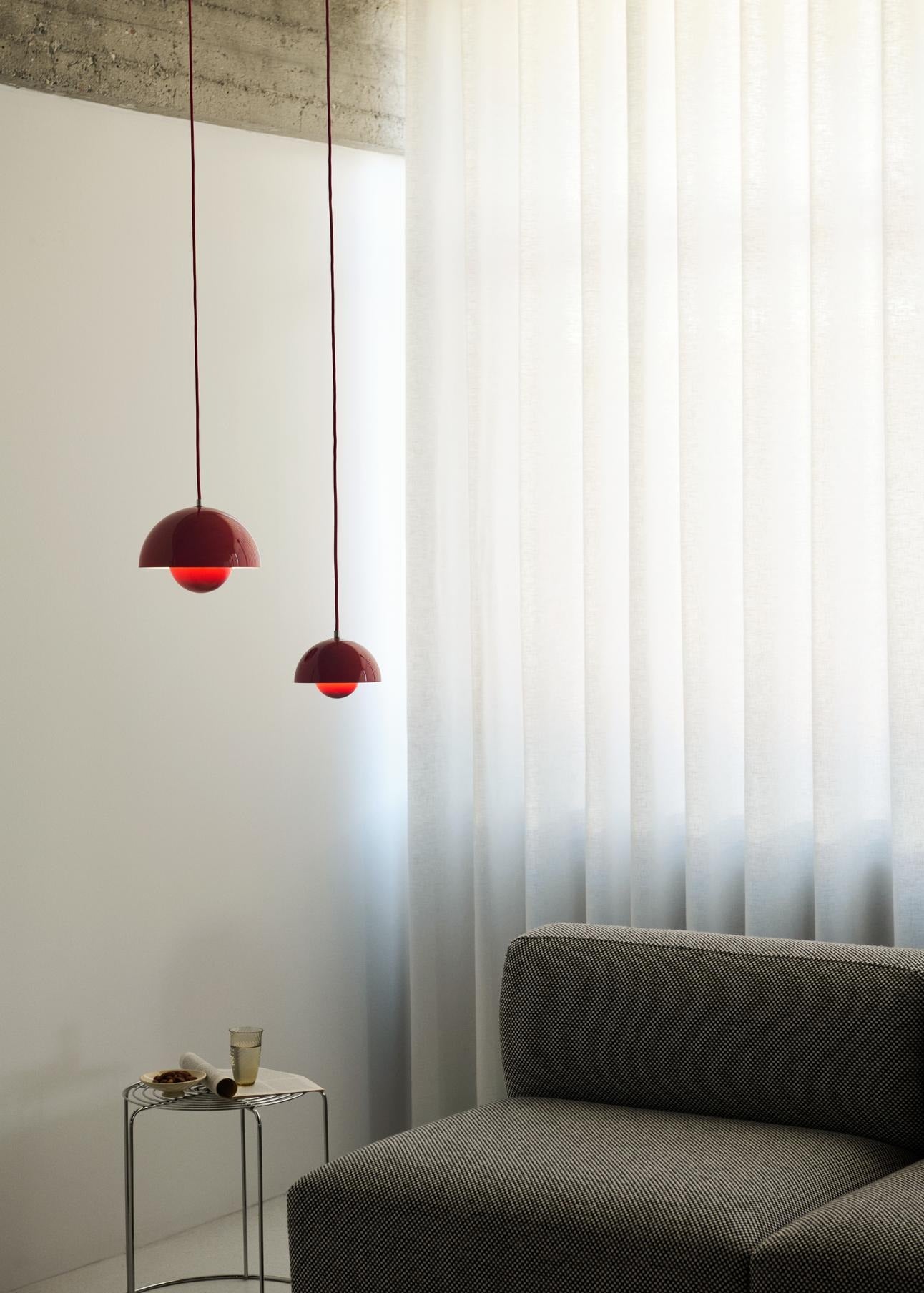 Lámpara chandelier &Tradition Flowerpot VP1 diseño Verner Panton con pantallas esféricas coloridas suspendidas en acero; Flowerpot Chandelier VP1 — ATD_Retail_2024_Flowerpot VP1_Flowerpot VP10_Wire stool VP11_Develius EV1C_Collect Glass SC60; Flowerpot Chandelier VP1 — ATD_Retail_2021_Flowerpot VP1_Collect Candleholder SC40_Collect Crafted Glass Vase SC66_Drop Leaf HM6; Flowerpot Chandelier VP1 — ATD_Retail_2023_Flowerpot VP1_Tung JA3_Margas LC3_Como SC53_Collect Glass SC78