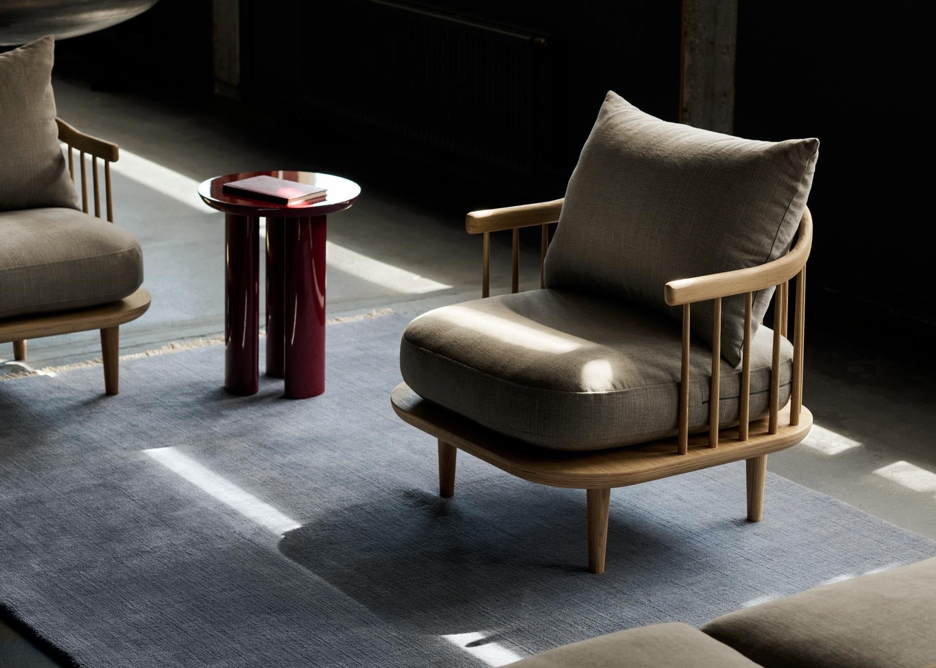 Butaca lounge &Tradition Fly SC10 con base de madera de roble y tapicería suave, diseñada por Space Copenhagen
