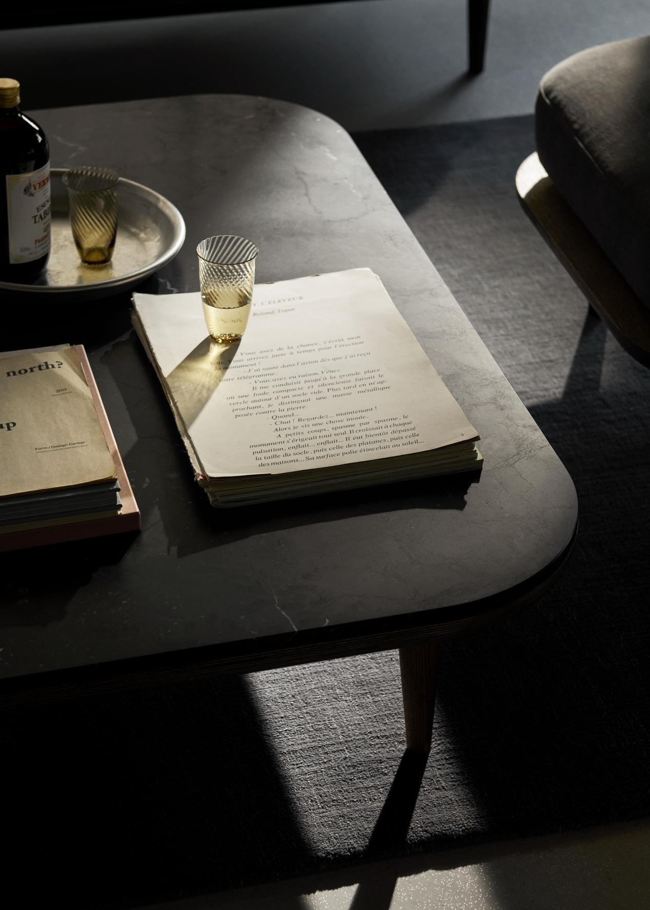 Mesa de centro Fly SC11 de &Tradition con base de roble natural y superficie de mármol blanco, diseño minimalista nórdico; Fly Coffee Table SC11 — FLY_TABLE_SC11_SMOKED_OAK_HONED_NERO_MARQUINA