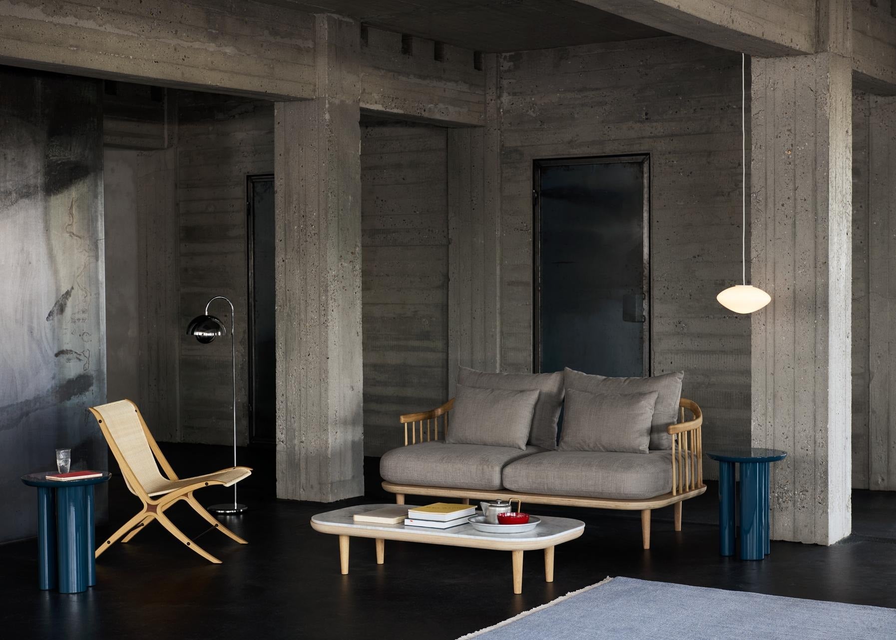 Sofá &Tradition Fly SC2 diseñado por Space Copenhagen con base de madera de roble y tapicería premium con cojines de pluma; Fly Sofa SC2 — Fly SC2 Smoked Oiled Oak w. Hot Madison 094 back; Fly Sofa SC2 — ATD_2021_Retail_Fly SC2_Collect Planter SC72; Fly Sofa SC2 — ATD_Retail_2024_Fly SC2_Fly SC5_Tung JA3_Mist AP15_Flowerpot VP12_X HM10_The Moor AP18-19; Fly Sofa SC2 — Fly SC2 Smoked Oiled Oak w. Karakorum 003