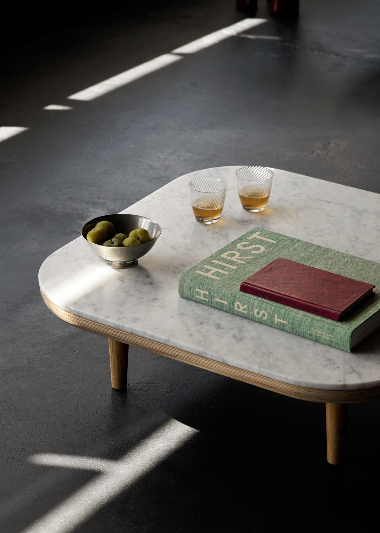 Mesa de centro &Tradition Fly SC4 de Space Copenhagen en madera de roble natural con superficie de mármol blanco sobre fondo ; Fly Coffee Table SC4 — ATD_Retail_2024_Fly SC4_Collect Glass SC78; Fly Coffee Table SC4 — ATD_Retail_2021_Fly SC4_Fly SC1; Fly Coffee Table SC4 — FLY_WHITE OAK_BIANCO CARRARA MARBLE_SC4_HIGH LEGS; Fly Coffee Table SC4 — FLY_SMOKED OAK_NERO MARQUINA MARBLE_SC4_HIGH LEGS