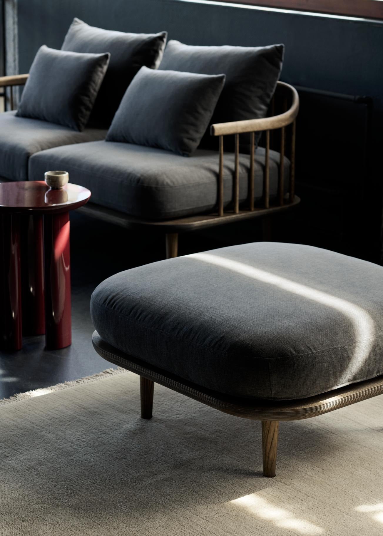 Puf &Tradition Fly SC9 con base de madera de roble y tapicería premium, diseñado por Space Copenhagen para decoración moderna; Fly Pouf SC9 — ATD_Retail_2024_Fly SC9_Mist AP17_The Moor AP18