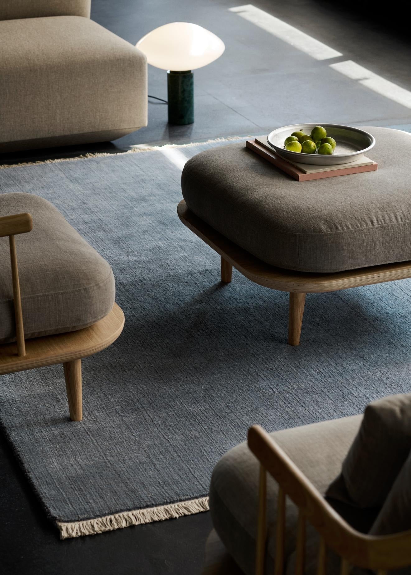 Puf &Tradition Fly SC9 con base de madera de roble y tapicería premium, diseñado por Space Copenhagen para decoración moderna; Fly Pouf SC9 — ATD_Retail_2024_Fly SC9_Mist AP17_The Moor AP18