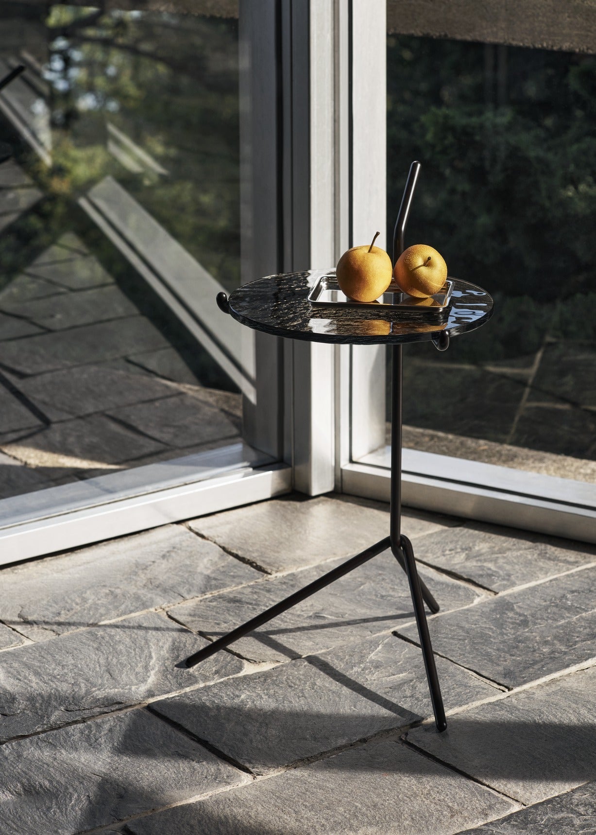 Mesa auxiliar Halten SH9 de &Tradition con estructura de acero inoxidable y tablero de cristal, diseño minimalista de Sebasti; Halten Side Table SH9 — ATD_Retail_2024_Halten SH9_Collect Glass SC78; Halten Side Table SH9 — Halten SH9_Verde Guatemala Marble w. Polished stainless steel_detail; Halten Side Table SH9 — ATD_Retail_2025_Halten SH9_The Moor AP19; Halten Side Table SH9 — ATD_Retail_2024_Halten SH9_3