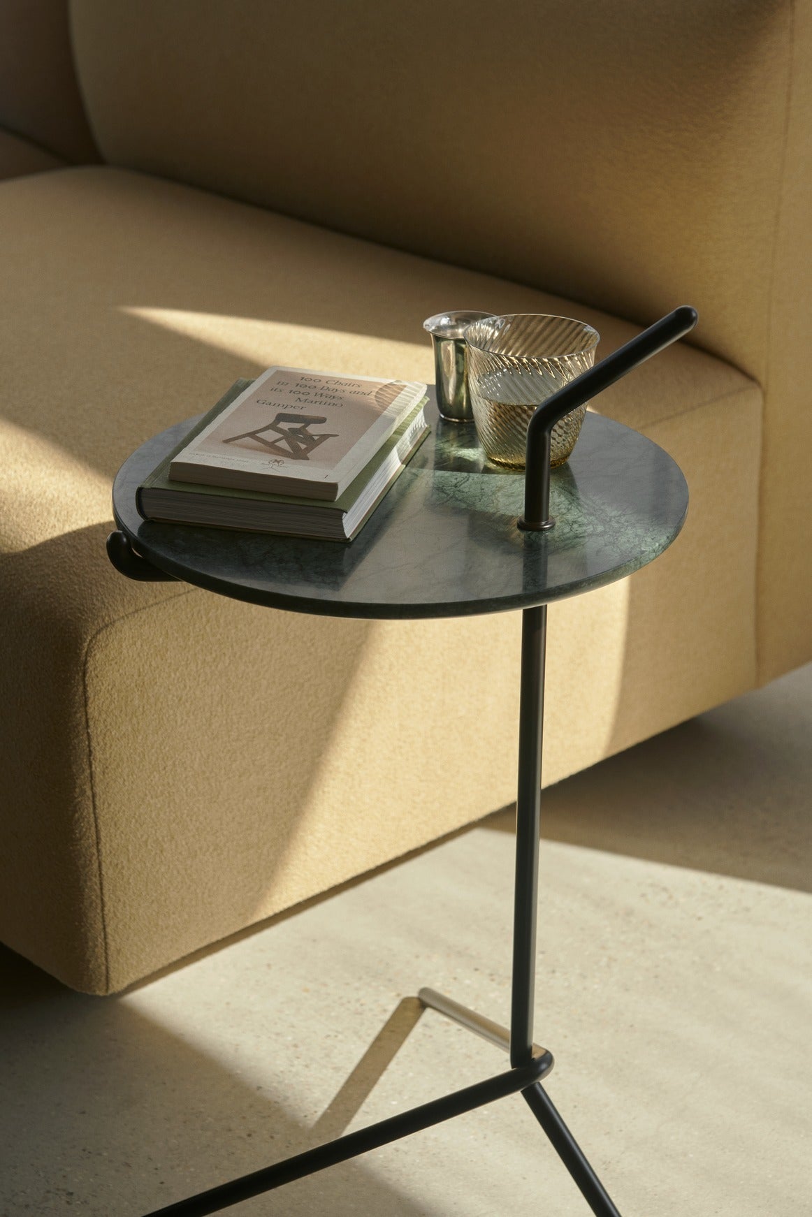 Mesa auxiliar Halten SH9 de &Tradition con estructura de acero inoxidable y tablero de cristal, diseño minimalista de Sebasti; Halten Side Table SH9 — ATD_Retail_2024_Halten SH9_Collect Glass SC78; Halten Side Table SH9 — Halten SH9_Verde Guatemala Marble w. Polished stainless steel_detail; Halten Side Table SH9 — ATD_Retail_2025_Halten SH9_The Moor AP19; Halten Side Table SH9 — ATD_Retail_2024_Halten SH9_3
