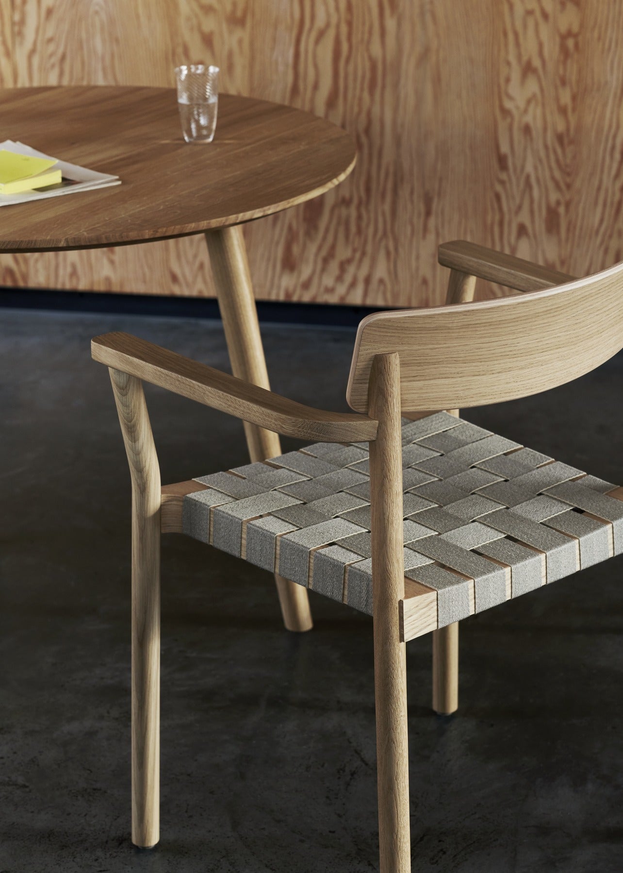 Mesa de comedor In Between SK3 de &Tradition en nogal macizo con diseño minimalista nórdico de Sami Kallio sobre fondo blanco; In Between Dining Table SK3 — ATD_Retail_2024_In Between SK3_Betty TK9; In Between Dining Table SK3 — IN BETWEEN TABLE_SK3_Stained Black OakMarble Light; In Between Dining Table SK3 — In Between_SK3_Walnut; In Between Dining Table SK3 — In Between SK3-SK4_Black Lacquered Oak