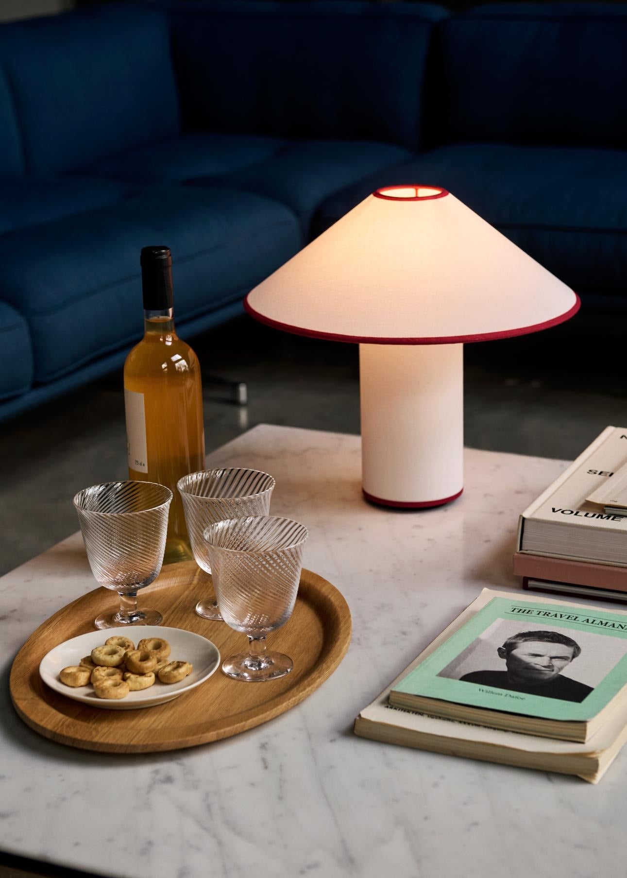 Sofá esquinero &Tradition Inland Corner AV41 con estructura de aluminio y tapicería premium, diseño minimalista moderno; Inland Corner Sofa AV41 — ATD_Retail_2024_Inland AV41_Tung JA3_Collect Glass SC78; Inland Corner Sofa AV41 — ATD_Retail_2024_Inland AV41_X HM10_AX HM11_Sett LN13_The Moor AP19_Tripod HM8_Colette ATD6; Inland Corner Sofa AV41 — ATD_Retail_2024_Inland AV41_Tung JA3_Flowerpot VP12_X HM10
