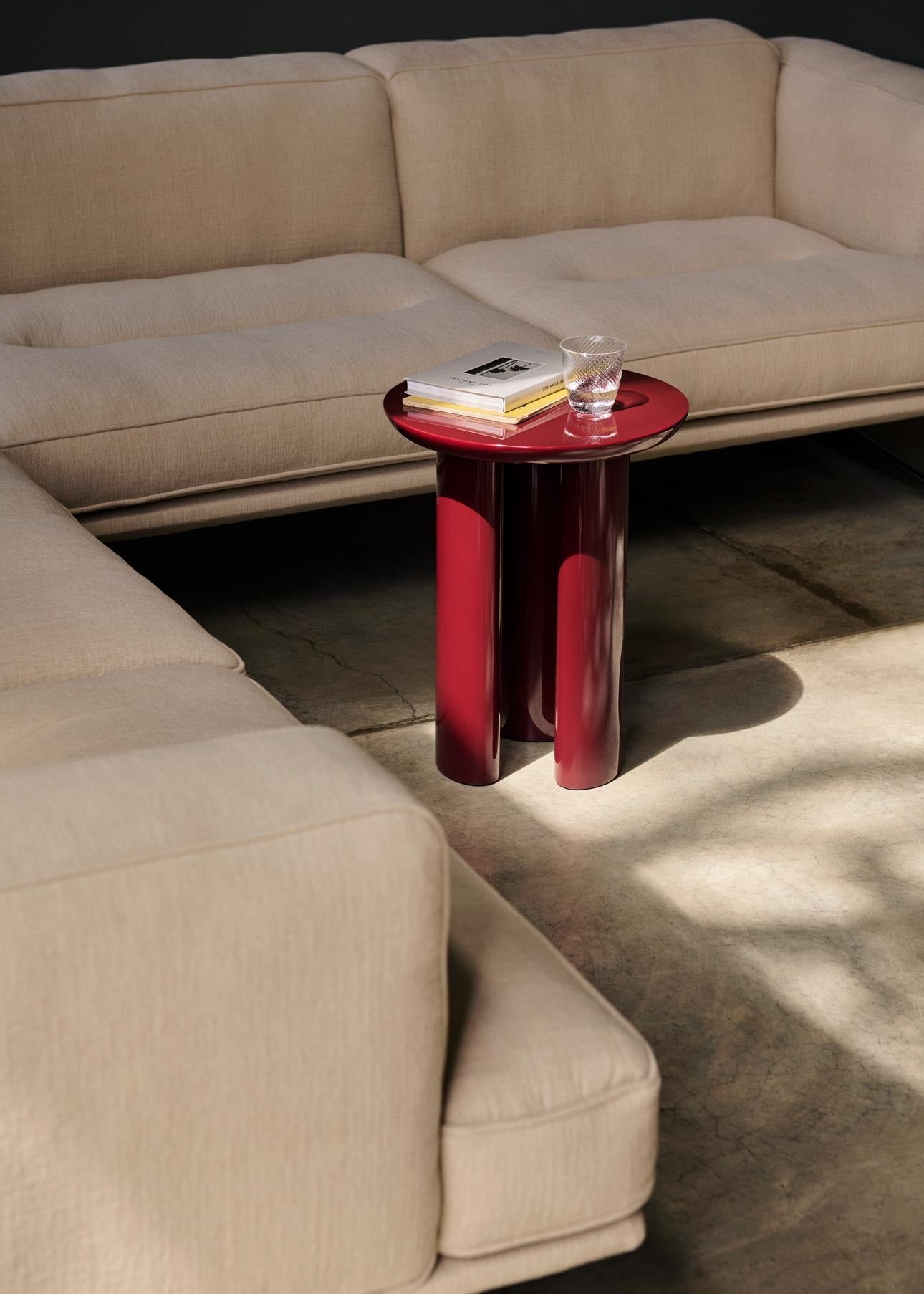 Sofá esquinero &Tradition Inland Corner AV41 con estructura de aluminio y tapicería premium, diseño minimalista moderno; Inland Corner Sofa AV41 — ATD_Retail_2024_Inland AV41_Tung JA3_Collect Glass SC78; Inland Corner Sofa AV41 — ATD_Retail_2024_Inland AV41_X HM10_AX HM11_Sett LN13_The Moor AP19_Tripod HM8_Colette ATD6; Inland Corner Sofa AV41 — ATD_Retail_2024_Inland AV41_Tung JA3_Flowerpot VP12_X HM10