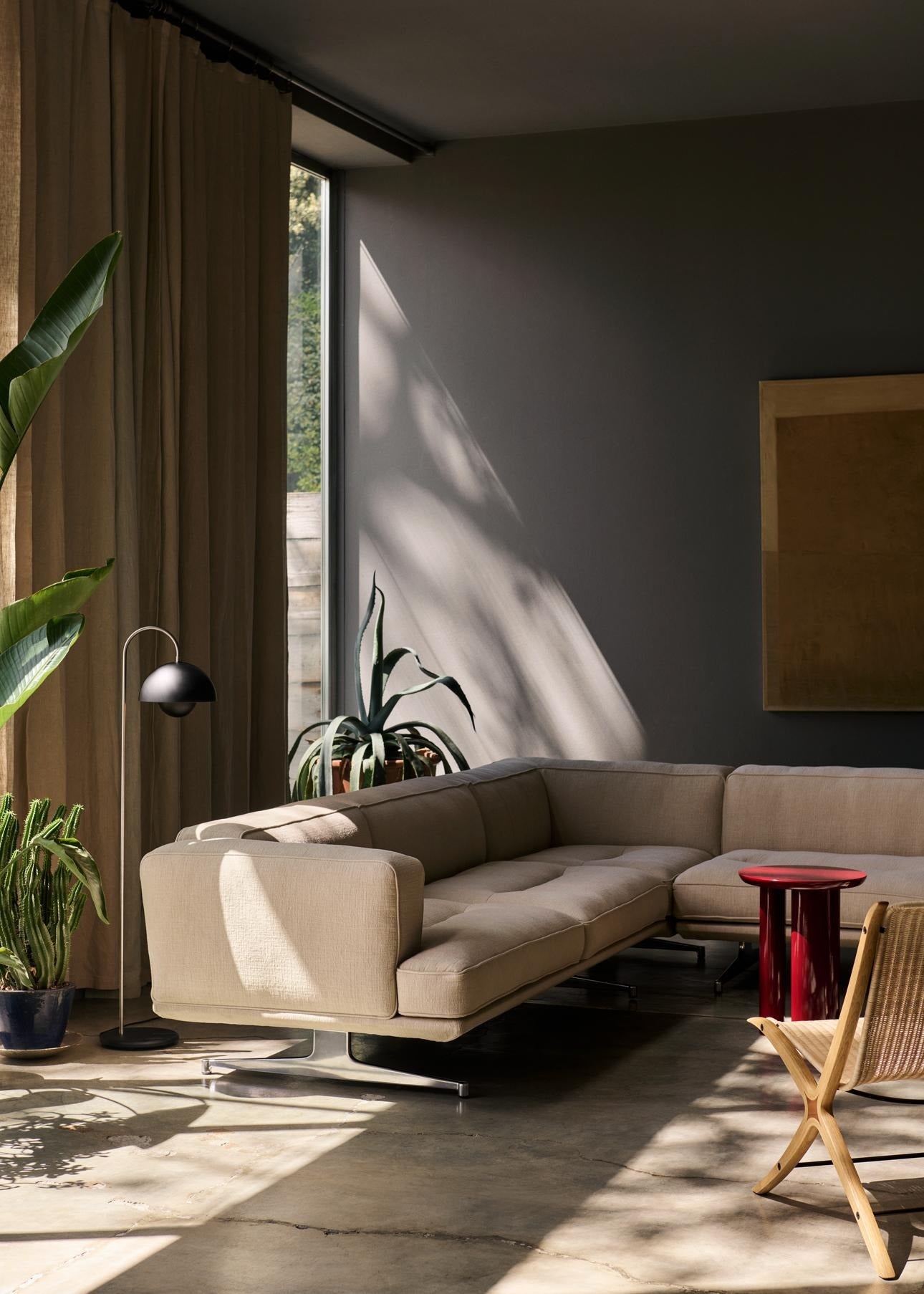 Sofá esquinero &Tradition Inland Corner AV41 con estructura de aluminio y tapicería premium, diseño minimalista moderno; Inland Corner Sofa AV41 — ATD_Retail_2024_Inland AV41_Tung JA3_Collect Glass SC78; Inland Corner Sofa AV41 — ATD_Retail_2024_Inland AV41_X HM10_AX HM11_Sett LN13_The Moor AP19_Tripod HM8_Colette ATD6; Inland Corner Sofa AV41 — ATD_Retail_2024_Inland AV41_Tung JA3_Flowerpot VP12_X HM10
