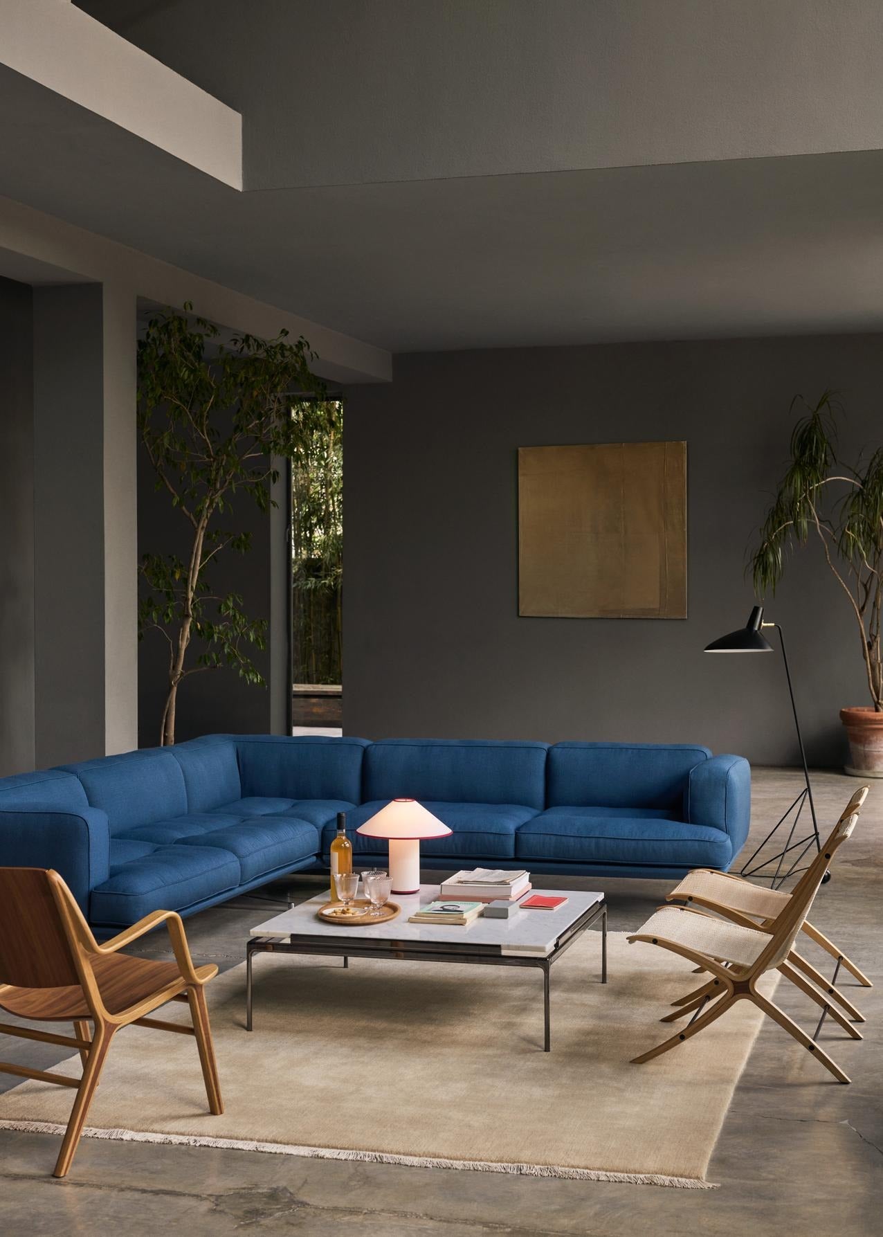 Sofá esquinero &Tradition Inland Corner AV41 con estructura de aluminio y tapicería premium, diseño minimalista moderno; Inland Corner Sofa AV41 — ATD_Retail_2024_Inland AV41_Tung JA3_Collect Glass SC78; Inland Corner Sofa AV41 — ATD_Retail_2024_Inland AV41_X HM10_AX HM11_Sett LN13_The Moor AP19_Tripod HM8_Colette ATD6; Inland Corner Sofa AV41 — ATD_Retail_2024_Inland AV41_Tung JA3_Flowerpot VP12_X HM10