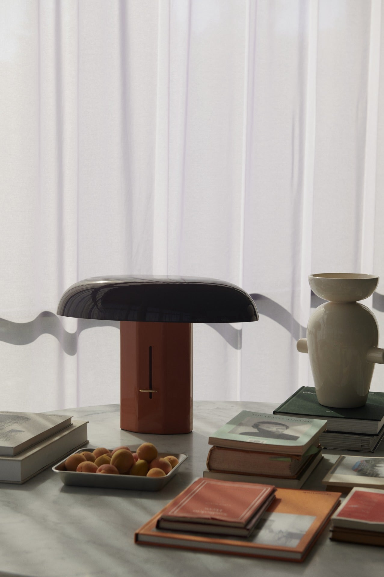 Lámpara de mesa Montera JH42 de &Tradition diseñada por Jaime Hayon con acabados en aluminio y latón sobre fondo neutro; Montera Table Lamp JH42 — ATD_Retail_2024_Montera JH42_Sett LN13_Wire stool VP11_Formakami JH3_JH4_JH5_Develius Mellow EV8H_EV8G_EV8E