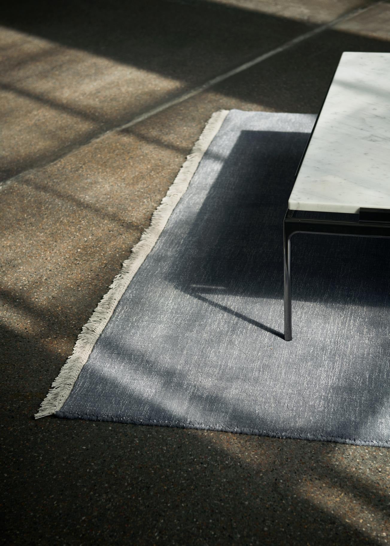 Alfombra &Tradition The Moor Rug AP18 de lana y viscosa con diseño contemporáneo de All The Way to Paris sobre fondo neutro; The Moor Rug AP18 — ATD_Retail_2024_The Moor AP18-AP19_Inland AV42_Tung JA3; The Moor Rug AP18 — ATD_Retail_2024_The Moor AP18-AP19_Inland AV42_Tung JA3_Archivo JH43_Collect Glass SC80_Colette ATD6